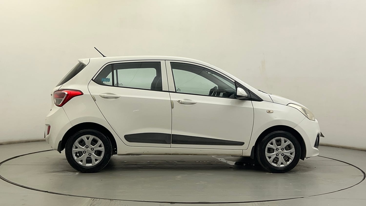 Used 2015 Hyundai Grand i10 Magna 1.2 Kappa VTVT Petrol Manual exterior RIGHT SIDE VIEW