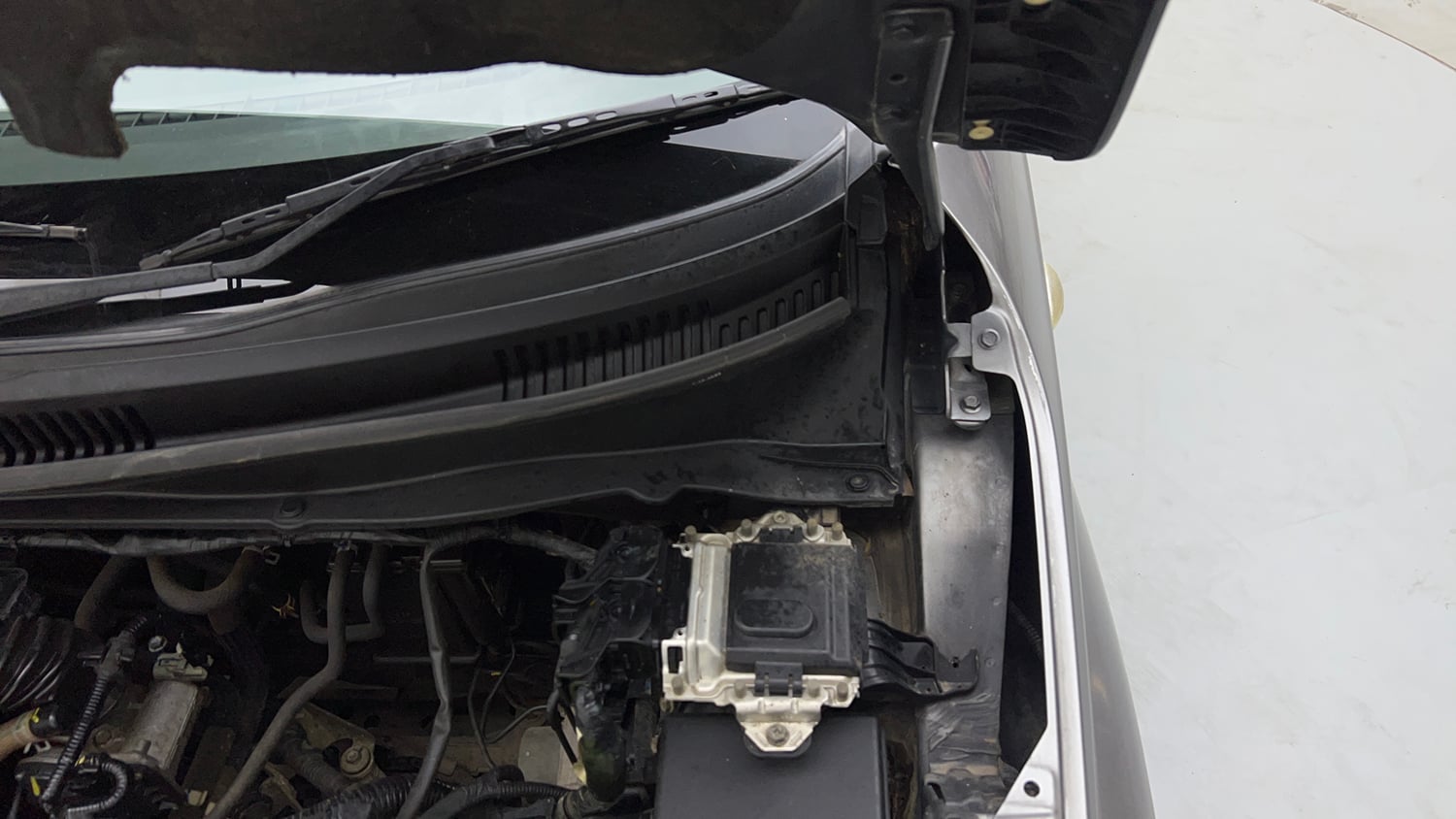 Used 2021 Maruti Suzuki Ignis Sigma 1.2 MT Petrol Manual engine ENGINE LEFT SIDE HINGE & APRON VIEW