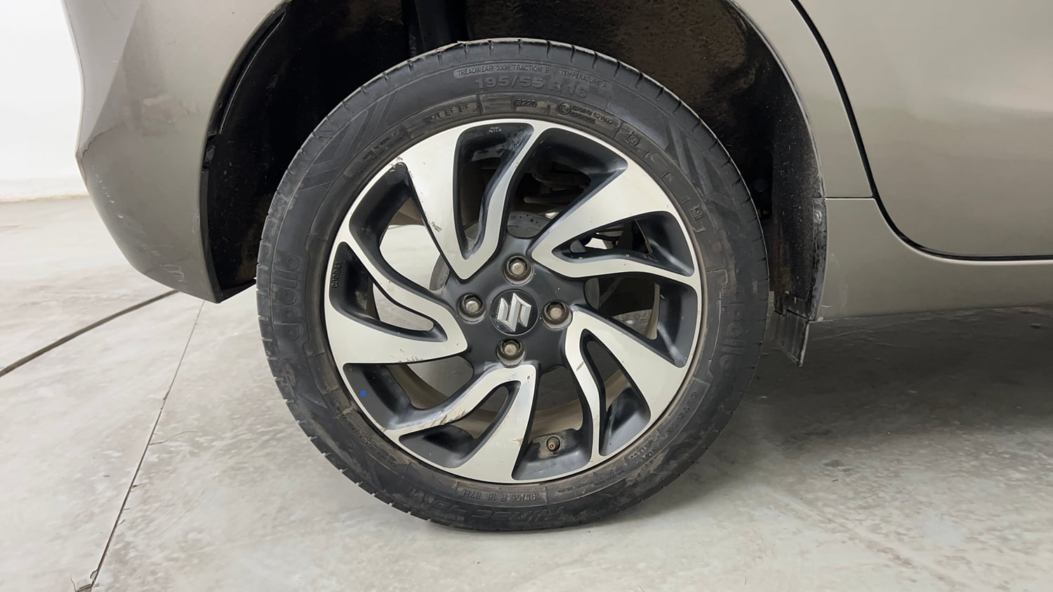 Used 2020 Maruti Suzuki Baleno Zeta Petrol Manual tyres RIGHT REAR TYRE RIM VIEW