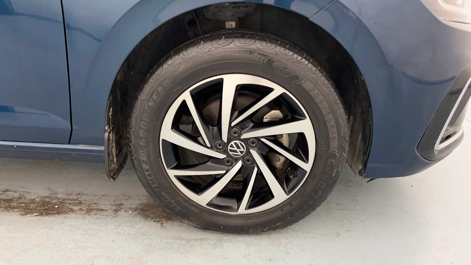 Used 2023 Volkswagen Virtus Topline 1.0 TSI MT Petrol Manual tyres RIGHT FRONT TYRE RIM VIEW