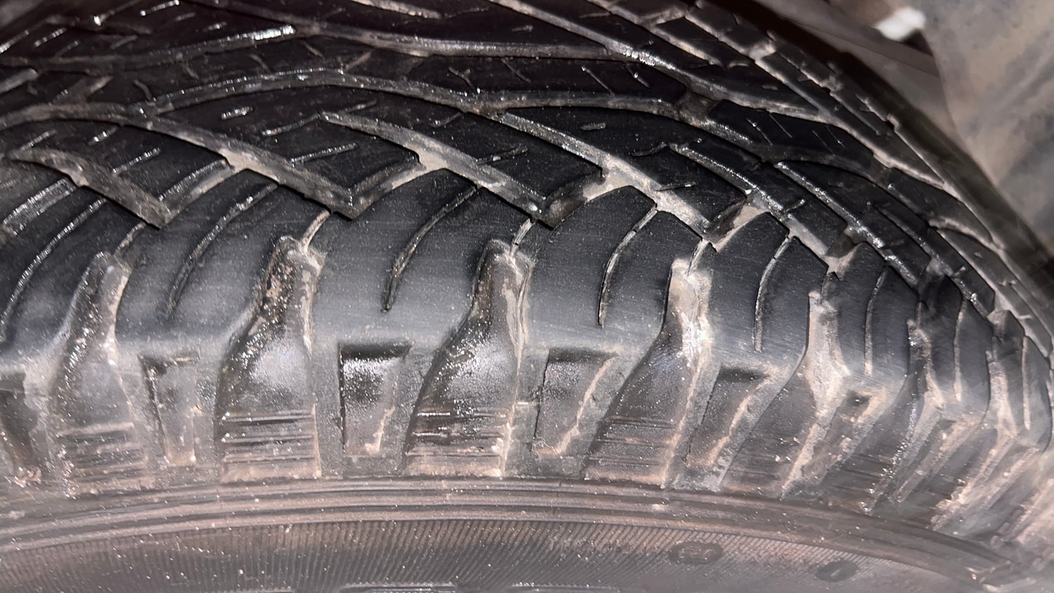 Used 2016 Mahindra TUV300 T8 Diesel Manual tyres LEFT REAR TYRE TREAD VIEW