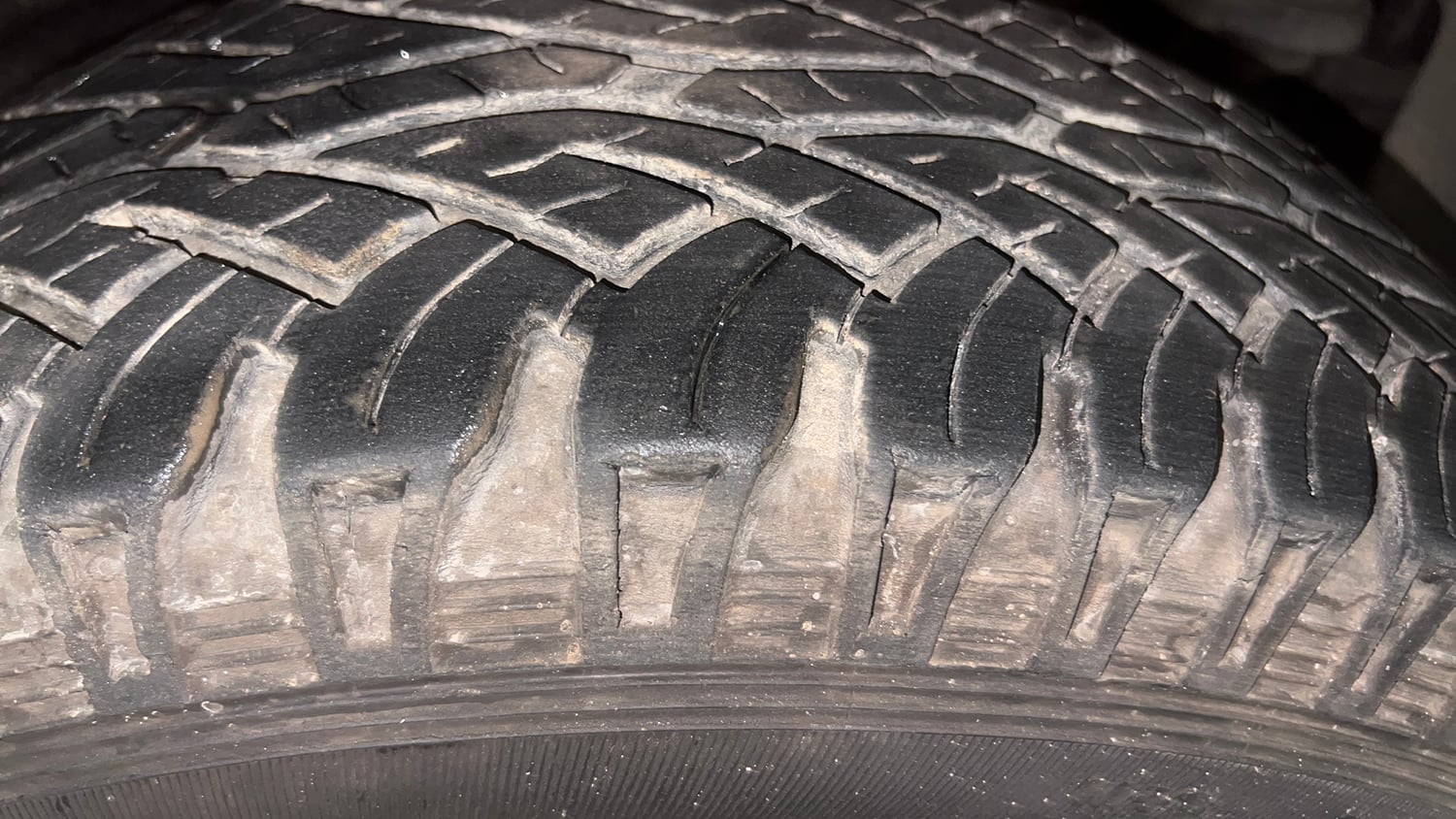 Used 2016 Mahindra TUV300 T8 Diesel Manual tyres RIGHT FRONT TYRE TREAD VIEW