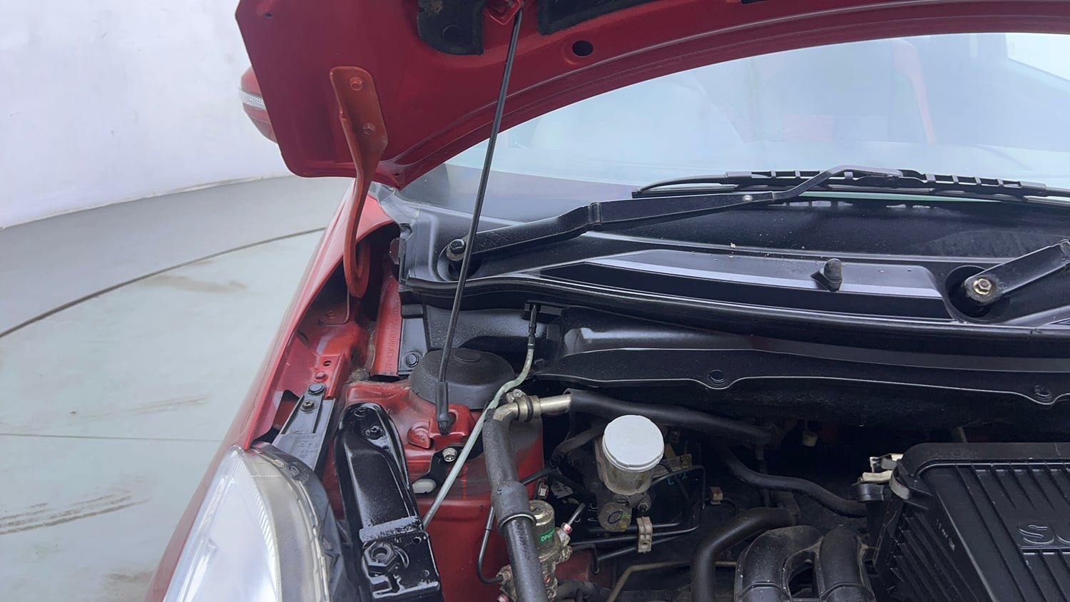 Used 2013 Maruti Suzuki Swift VXi Petrol Manual engine ENGINE RIGHT SIDE HINGE & APRON VIEW