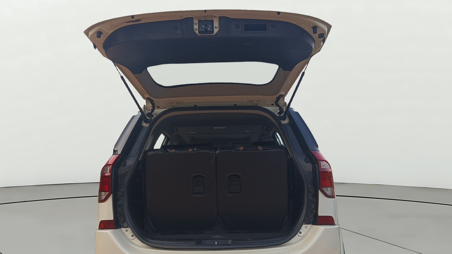 Used 2018 Mahindra XUV500 W9 Diesel Manual interior DICKY DOOR OPEN VIEW