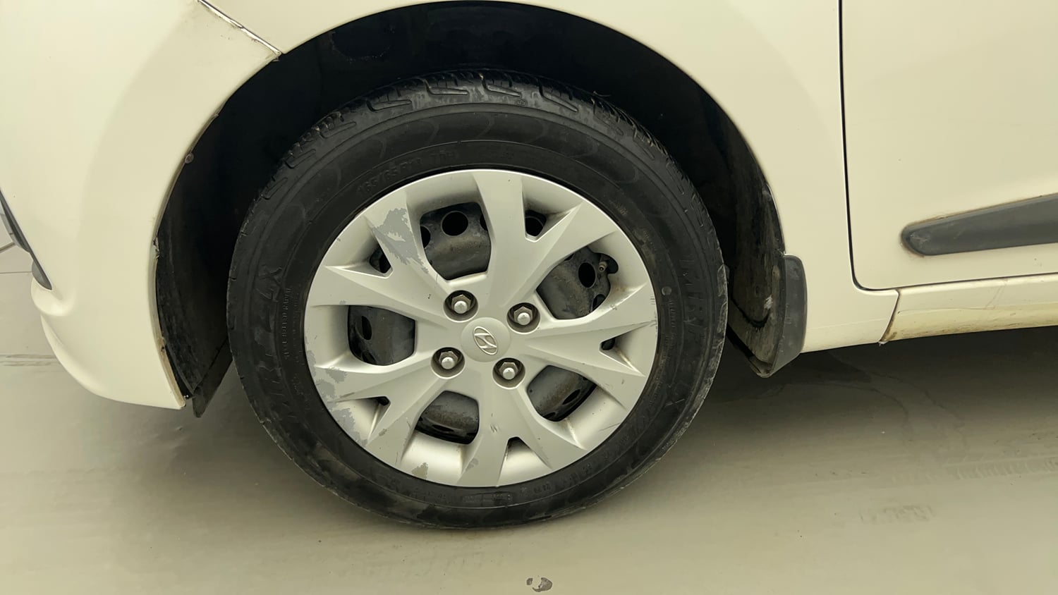 Used 2015 Hyundai Grand i10 Magna 1.2 Kappa VTVT Petrol Manual tyres LEFT FRONT TYRE RIM VIEW