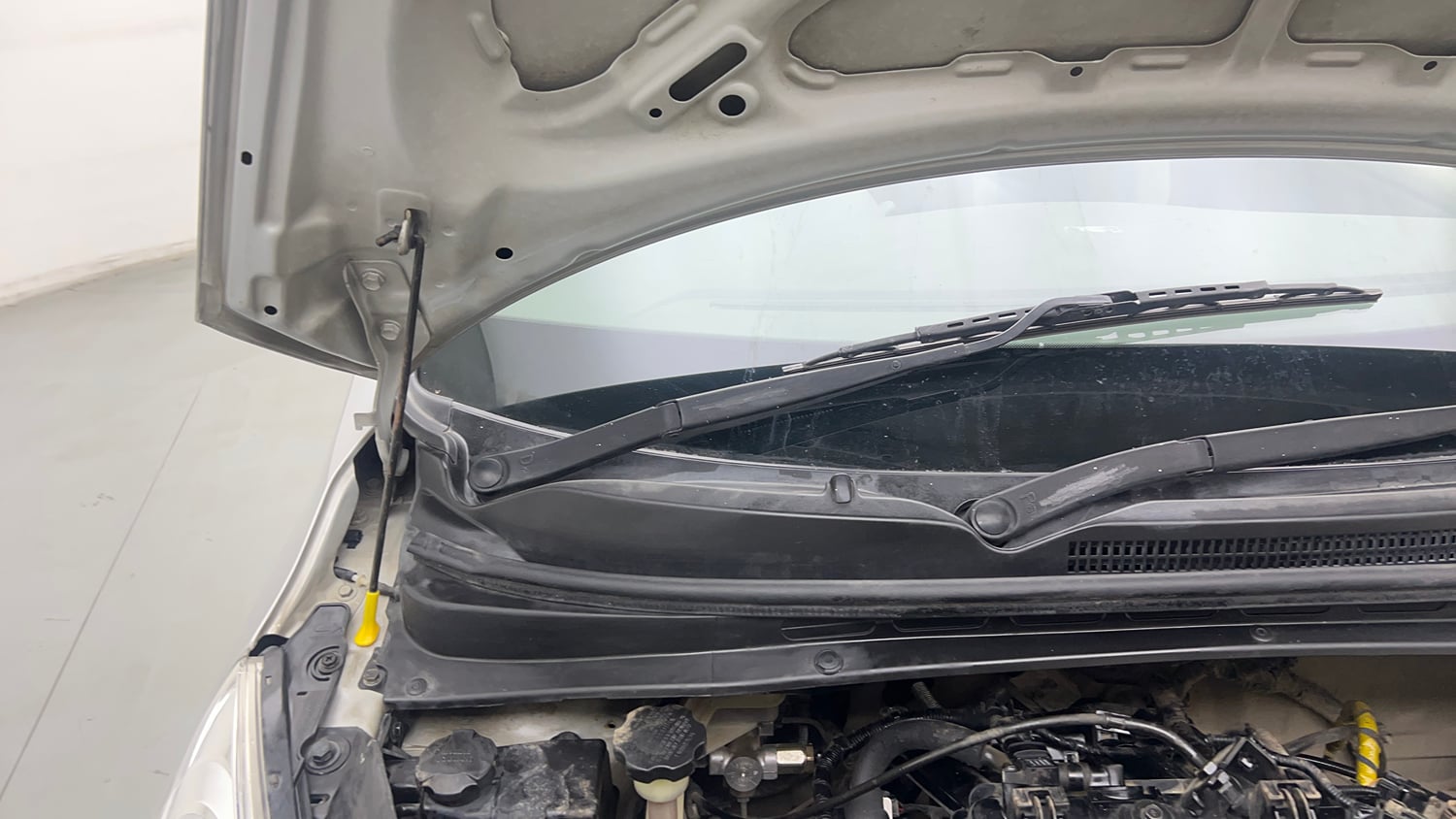 Used 2014 Hyundai i10 Sportz 1.1 iRDE2 Petrol Manual engine ENGINE RIGHT SIDE HINGE & APRON VIEW