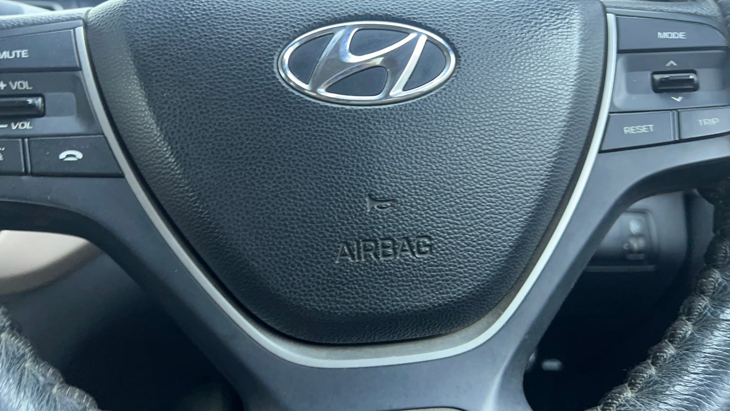 Used 2019 Hyundai Elite i20 Sportz Plus 1.2 Petrol Manual top_features Airbags