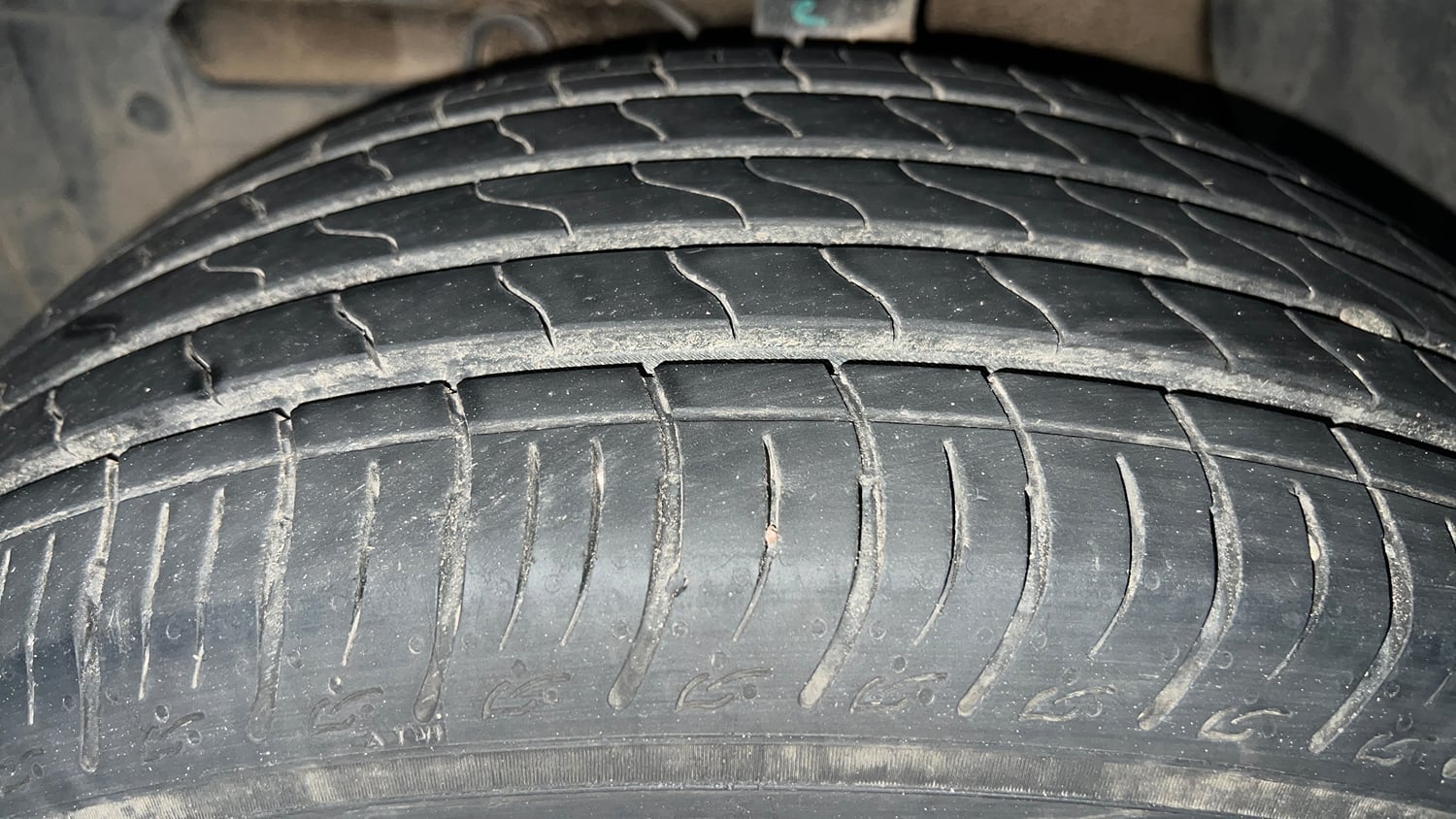Used 2023 Maruti Suzuki Brezza Zxi Dual Tone Petrol Manual tyres LEFT FRONT TYRE TREAD VIEW