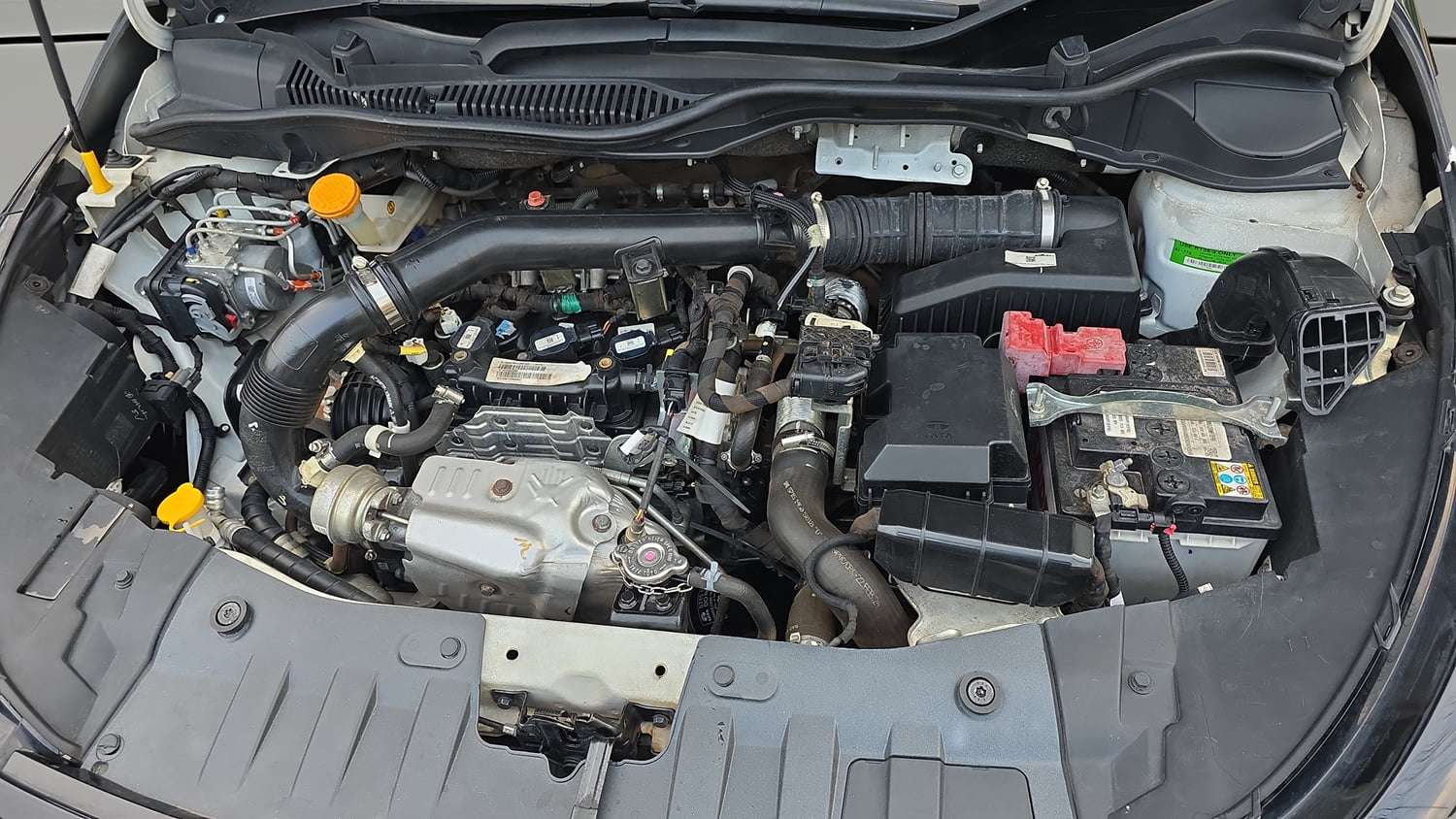 Used 2025 Tata Altroz Racer R2 Petrol Manual engine ENGINE LEFT SIDE VIEW