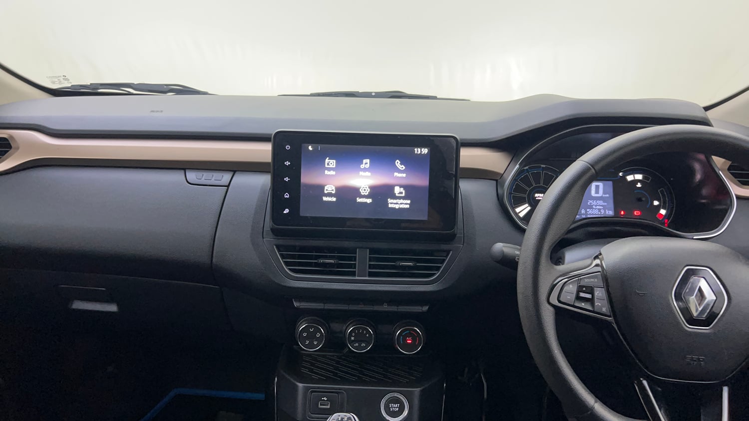 Used 2021 Renault Kiger RXT MT Dual Tone Petrol Manual interior MUSIC SYSTEM & AC CONTROL VIEW