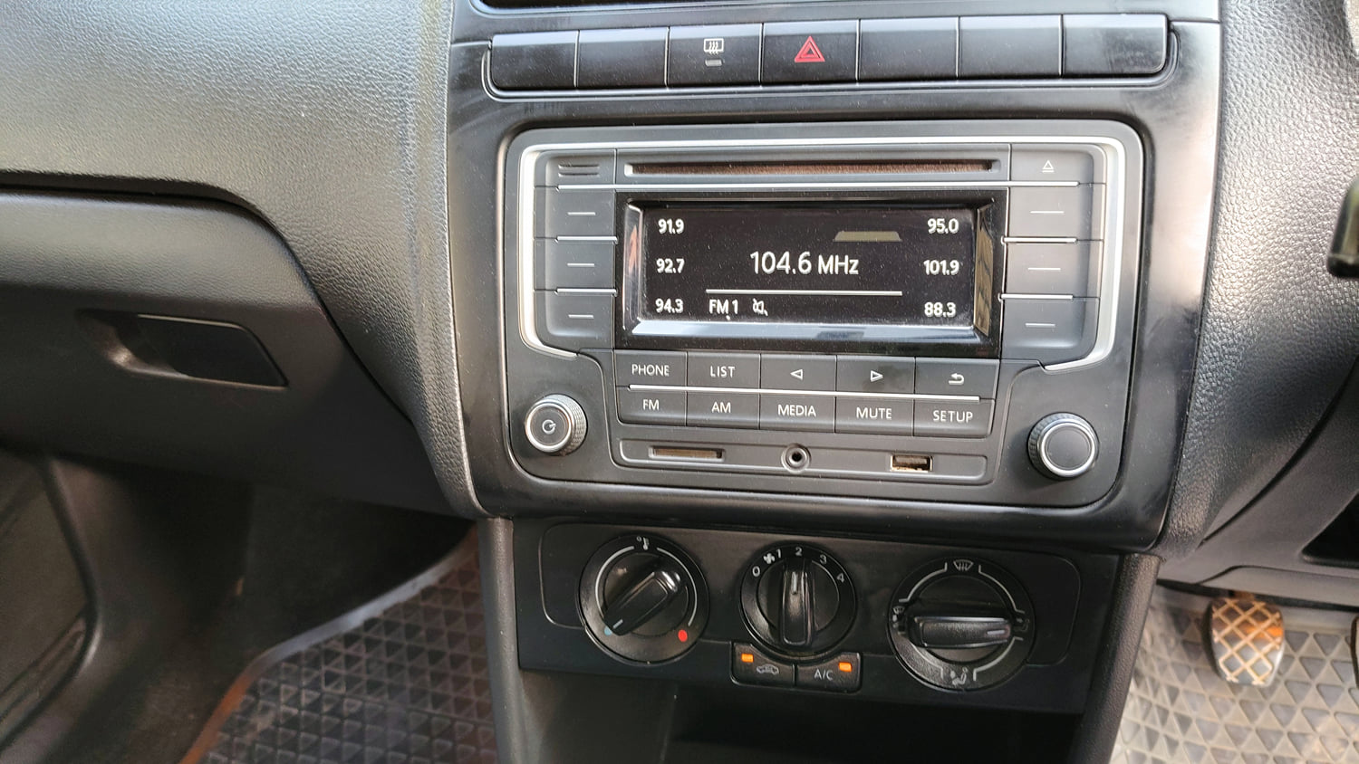 Used 2019 Volkswagen Polo Comfortline 1.0L (P) Petrol Manual interior MUSIC SYSTEM & AC CONTROL VIEW