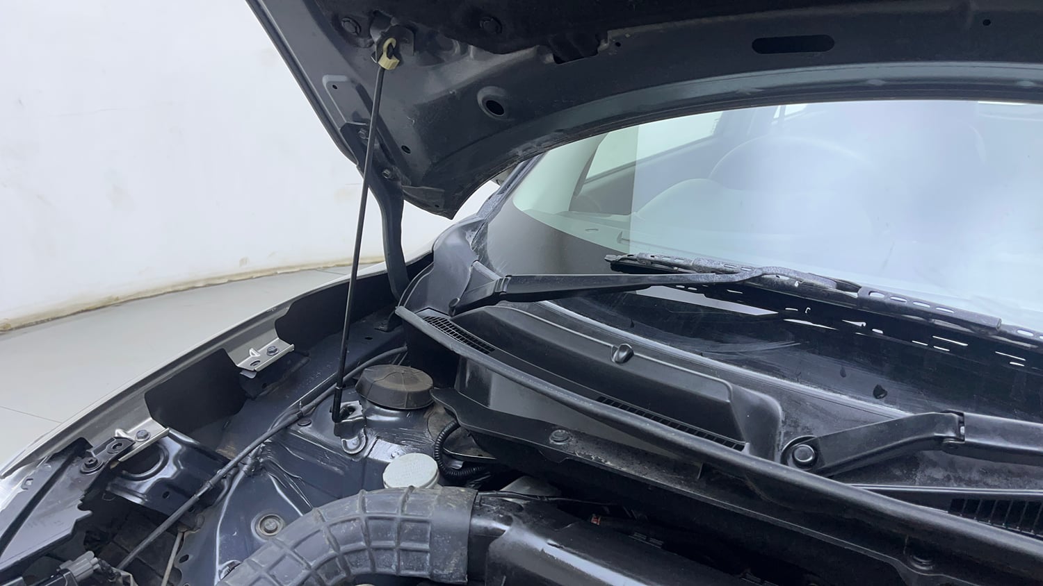 Used 2021 Maruti Suzuki Swift VXi Petrol Manual engine ENGINE RIGHT SIDE HINGE & APRON VIEW