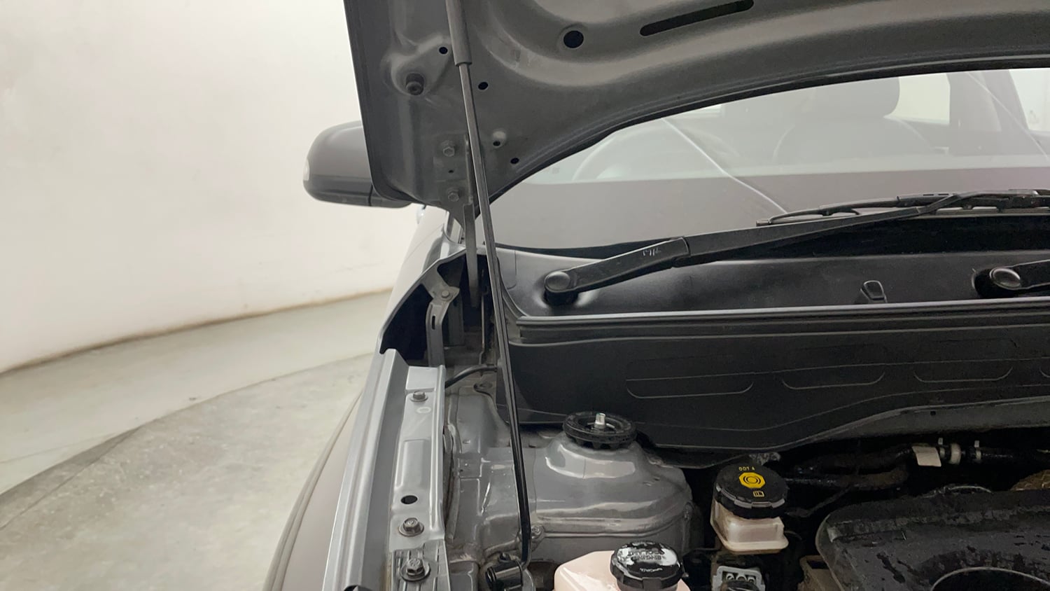 Used 2022 Hyundai Venue SX (O) 1.5 CRDi Executive Diesel Manual engine ENGINE RIGHT SIDE HINGE & APRON VIEW