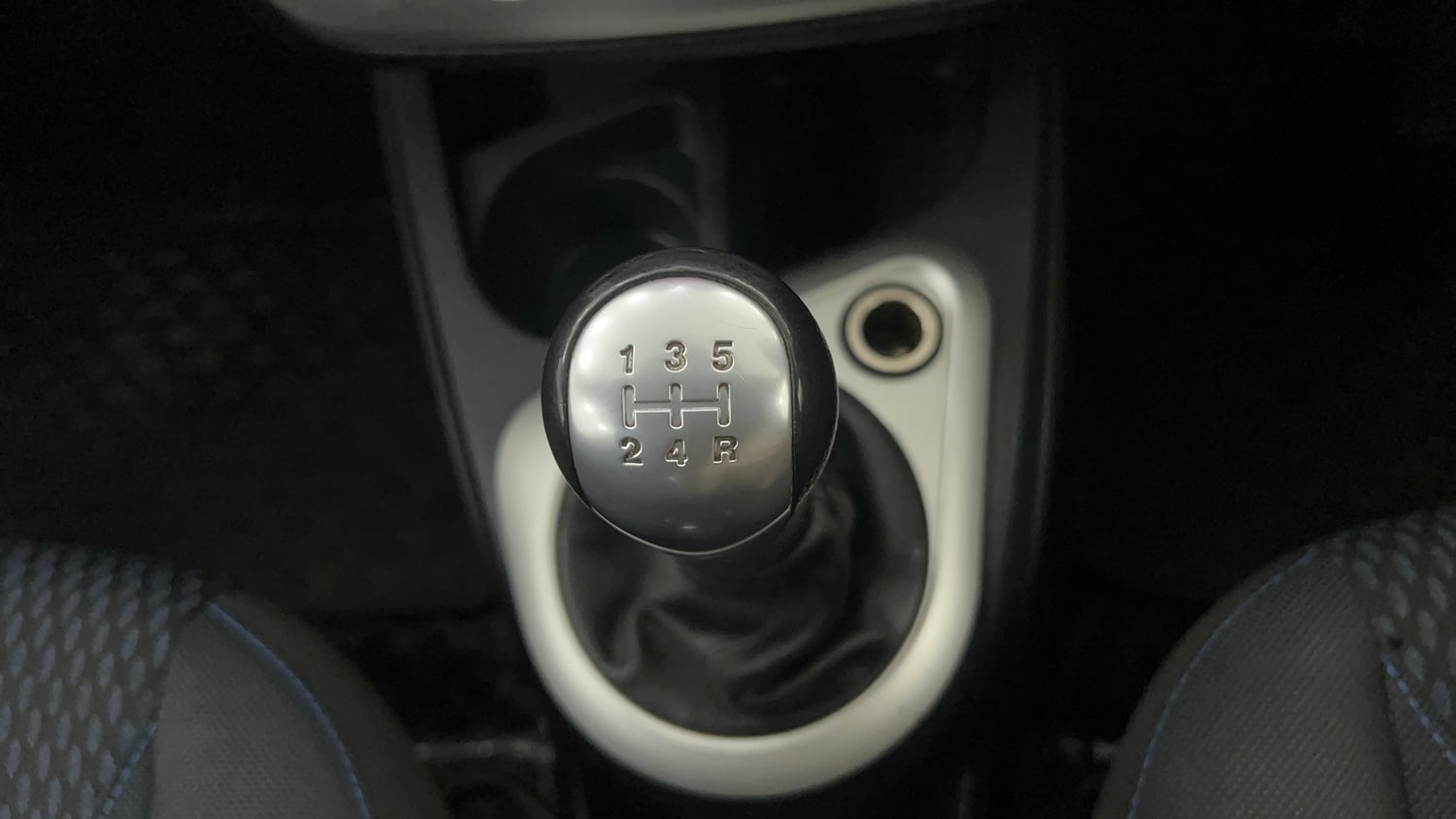 Used 2014 Ford Figo Duratec Petrol Titanium 1.2 Petrol Manual interior GEAR  KNOB VIEW