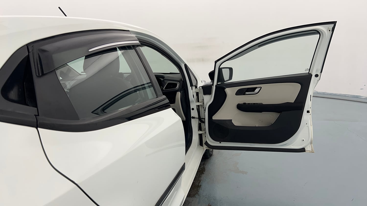 Used 2021 Tata Altroz XZ Petrol Petrol Manual interior RIGHT FRONT DOOR OPEN VIEW