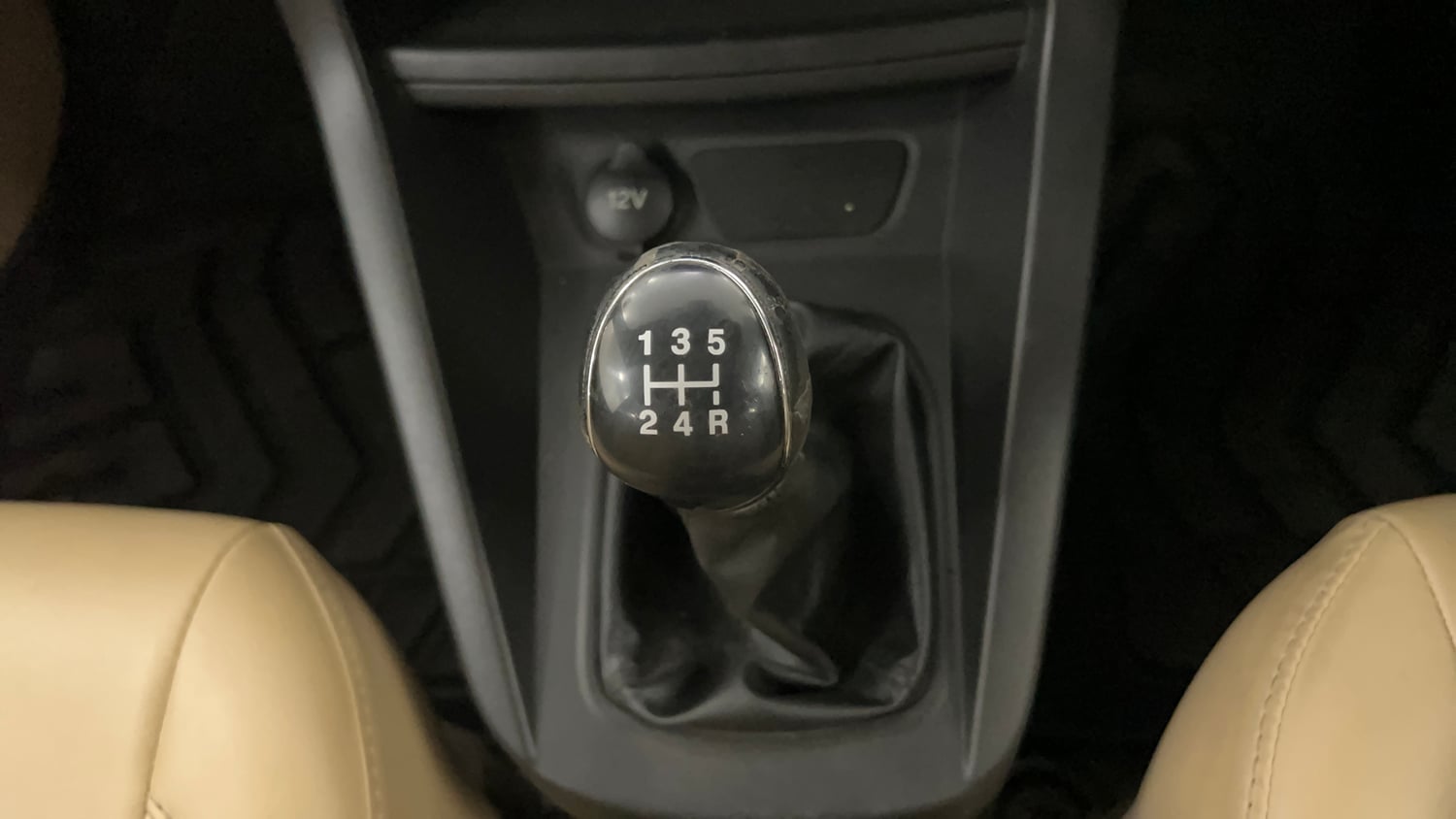 Used 2017 Ford Figo Aspire Titanium1.5 TDCi Diesel Manual interior GEAR  KNOB VIEW