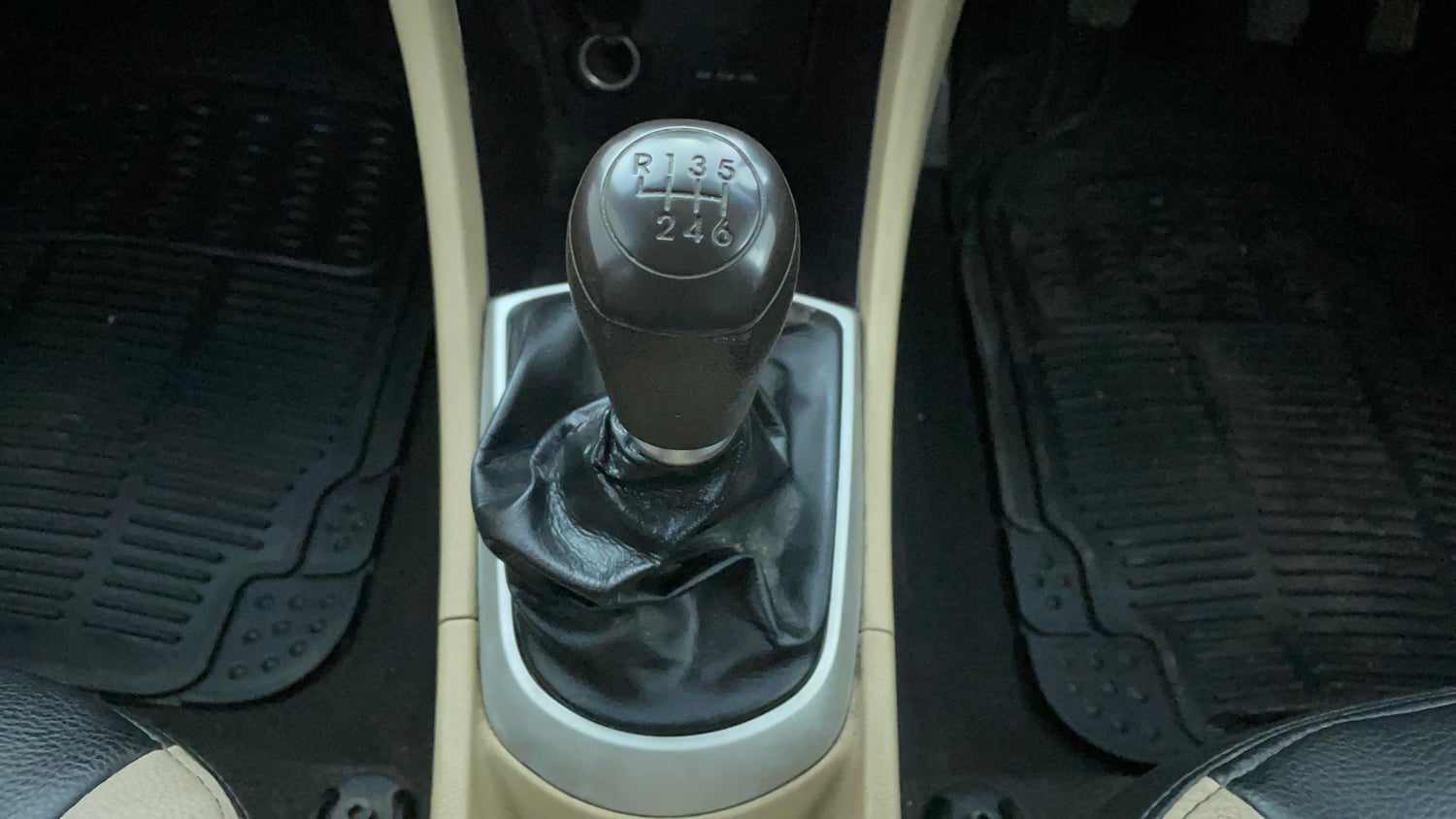 Used 2013 Hyundai Verna Fluidic 1.6 CRDi SX Diesel Manual interior GEAR  KNOB VIEW