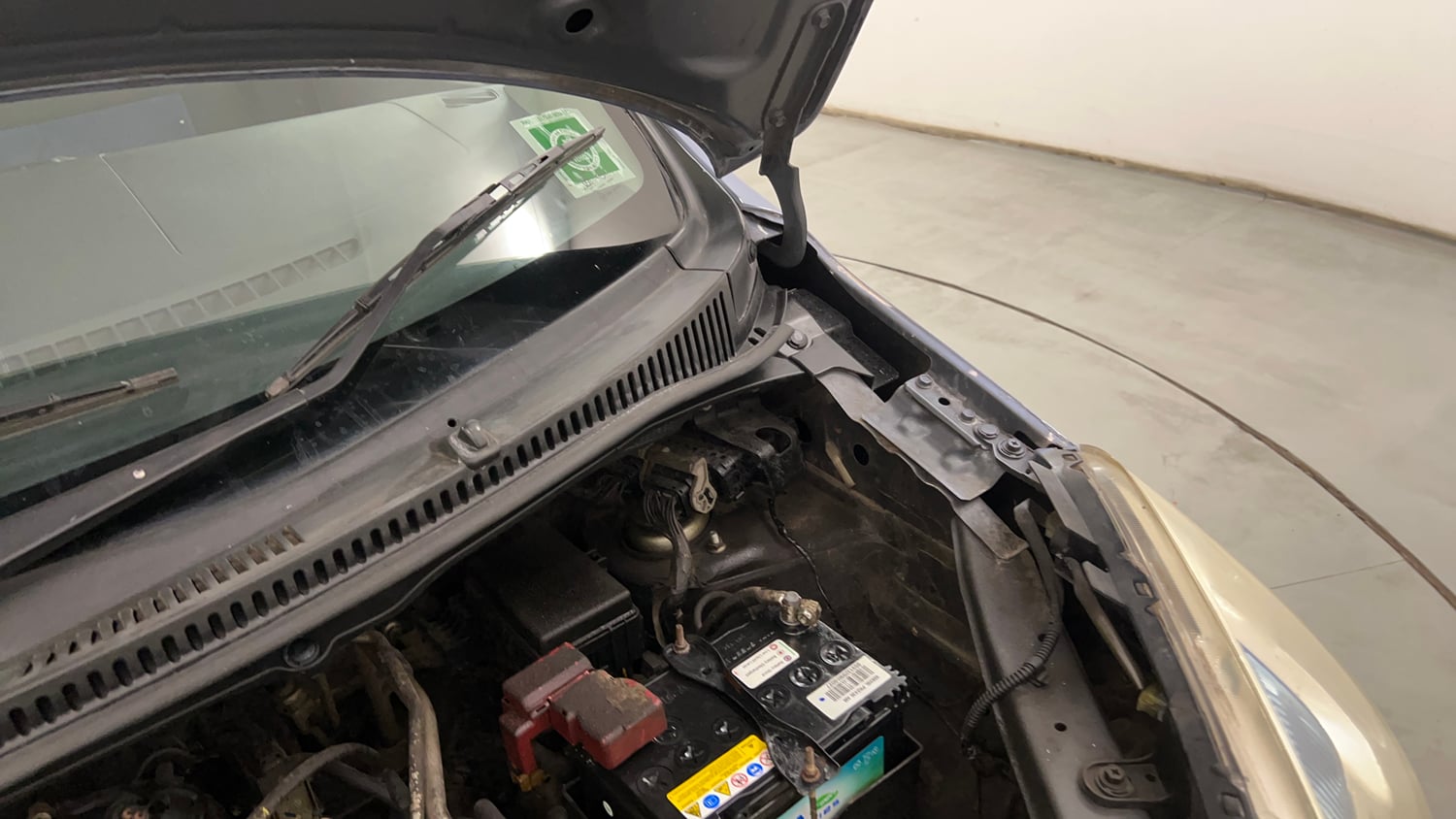 Used 2012 Maruti Suzuki Wagon R LXi Petrol Manual engine ENGINE LEFT SIDE HINGE & APRON VIEW
