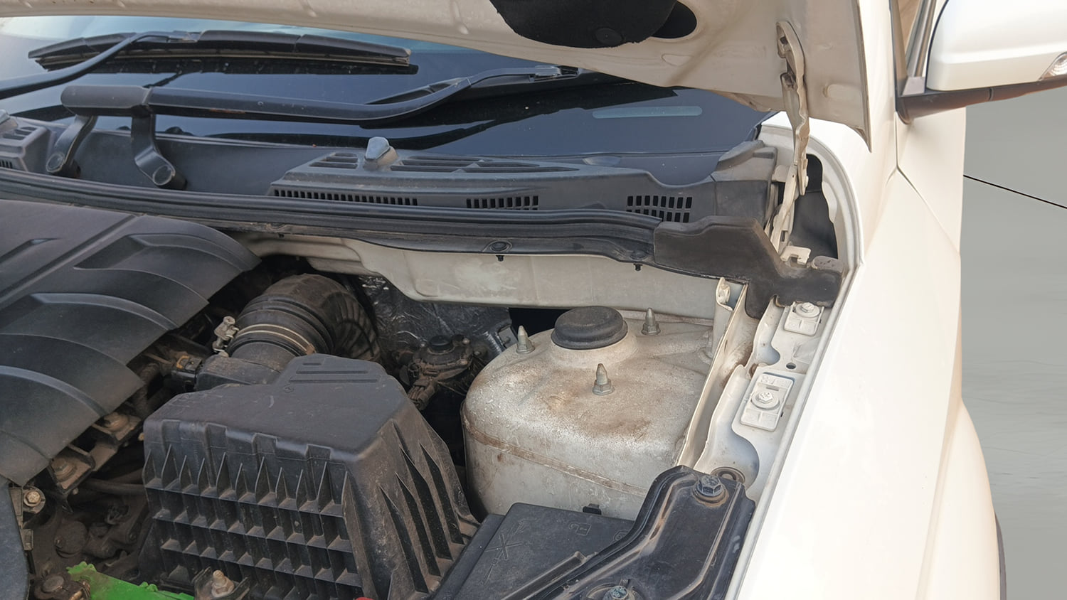 Used 2018 Mahindra XUV500 W9 Diesel Manual engine ENGINE LEFT SIDE HINGE & APRON VIEW