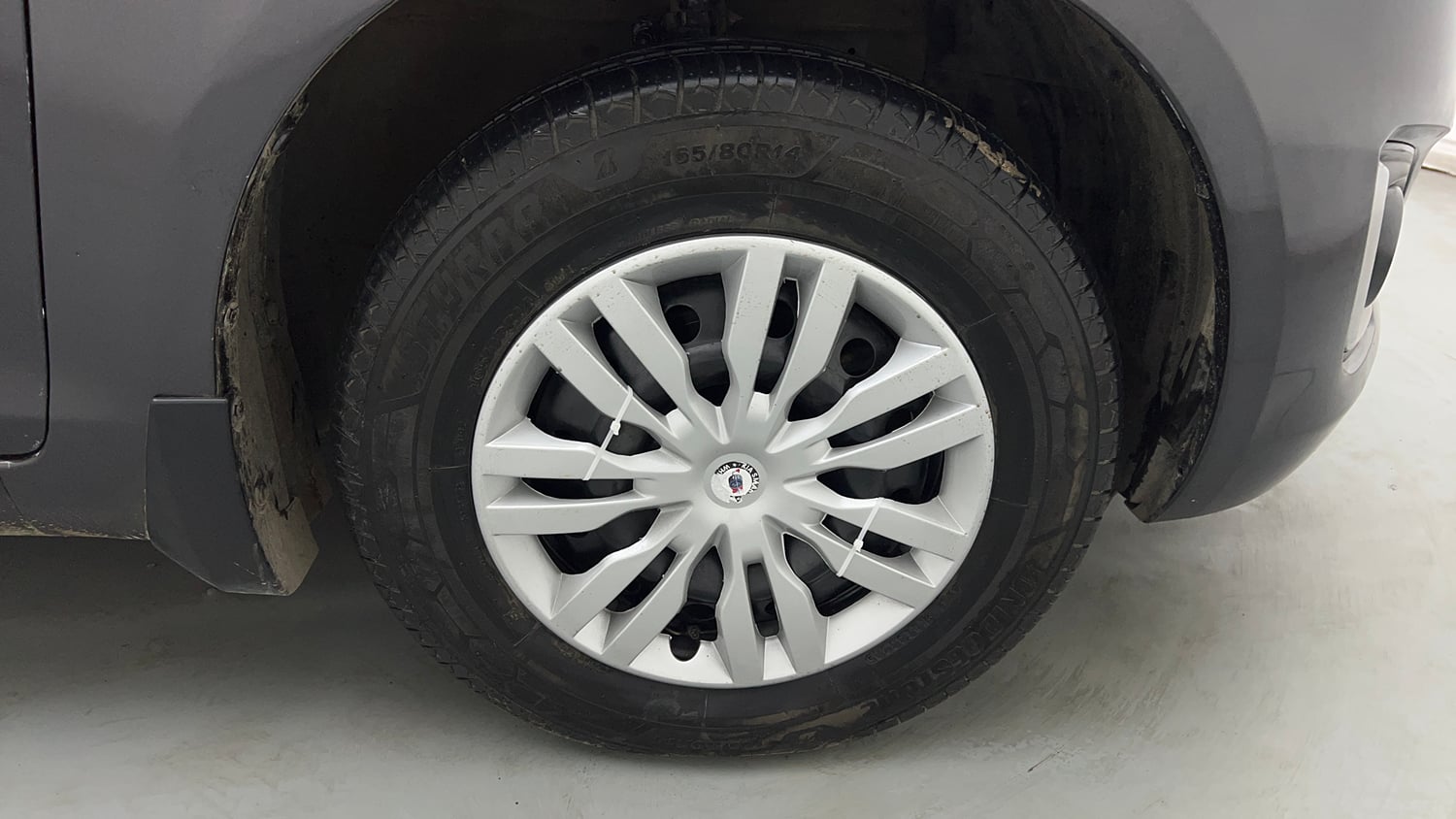 Used 2015 Maruti Suzuki Swift VXi Petrol Manual tyres RIGHT FRONT TYRE RIM VIEW
