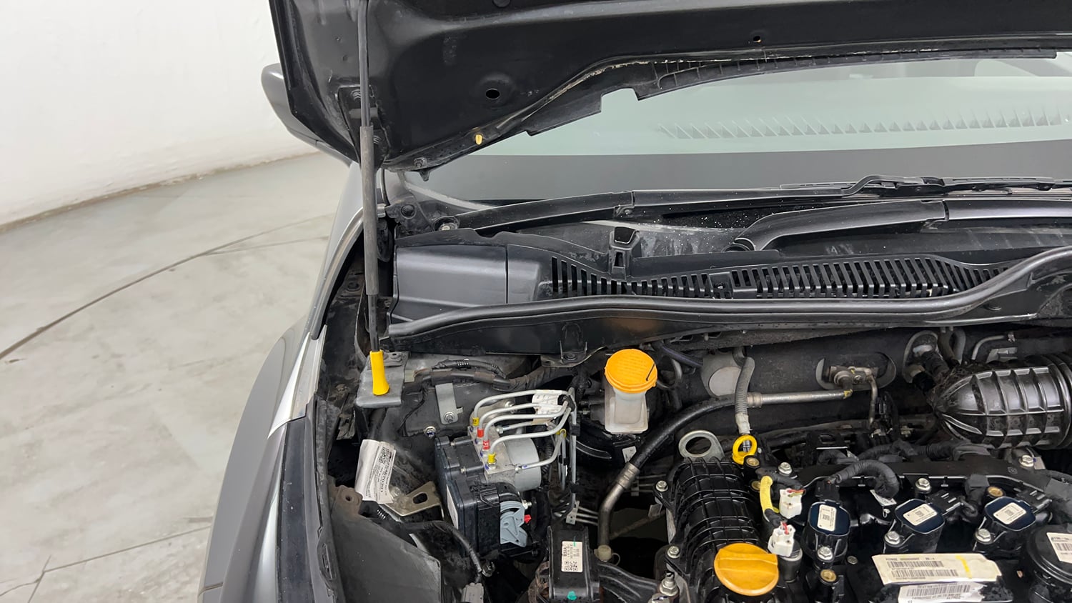 Used 2022 Tata Altroz XTA Petrol Petrol Automatic engine ENGINE RIGHT SIDE HINGE & APRON VIEW
