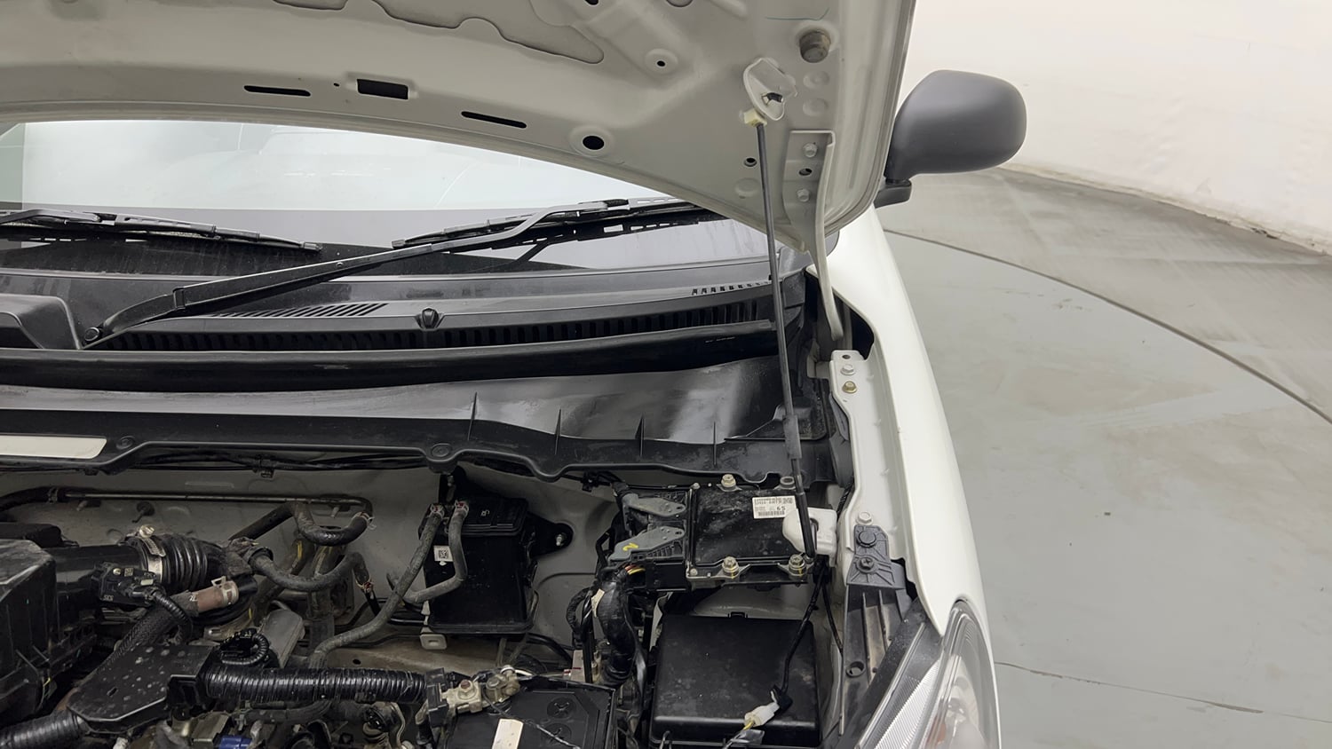 Used 2023 Maruti Suzuki Celerio LXi Petrol Manual engine ENGINE LEFT SIDE HINGE & APRON VIEW