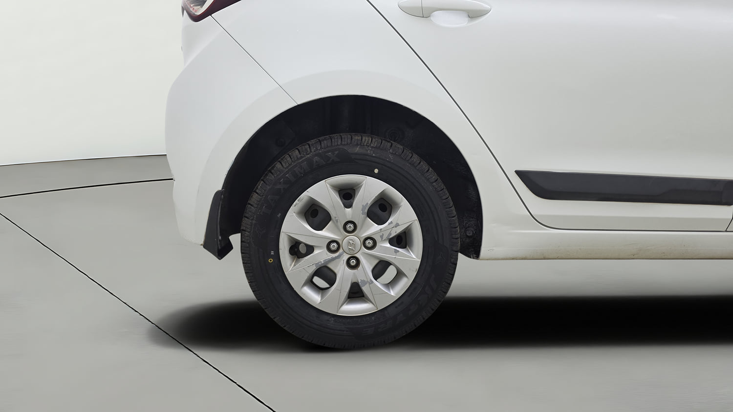 Used 2017 Hyundai Elite i20 Sportz 1.4 CRDI Diesel Manual tyres RIGHT REAR TYRE RIM VIEW