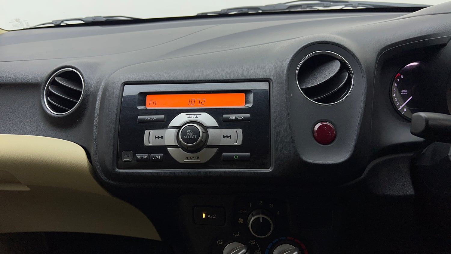 Used 2015 Honda Amaze 1.2 S i-VTEC Petrol Manual top_features Integrated (in-dash) music system
