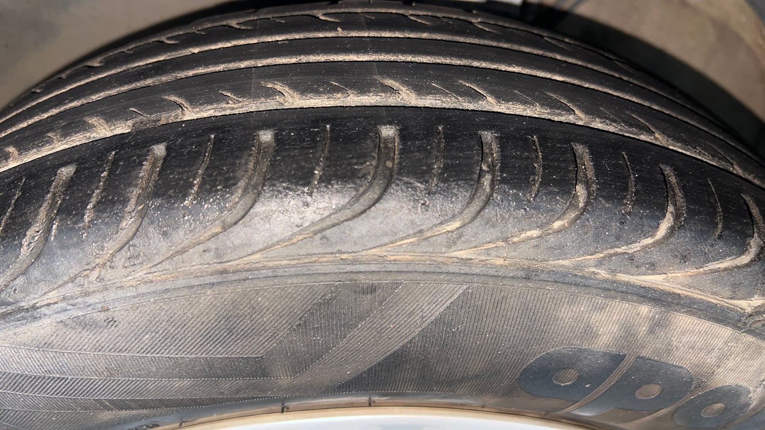 Used 2019 Volkswagen Ameo  1.0 Trendline Petrol + CNG(Outside Fitted) Petrol+cng Manual tyres LEFT FRONT TYRE TREAD VIEW