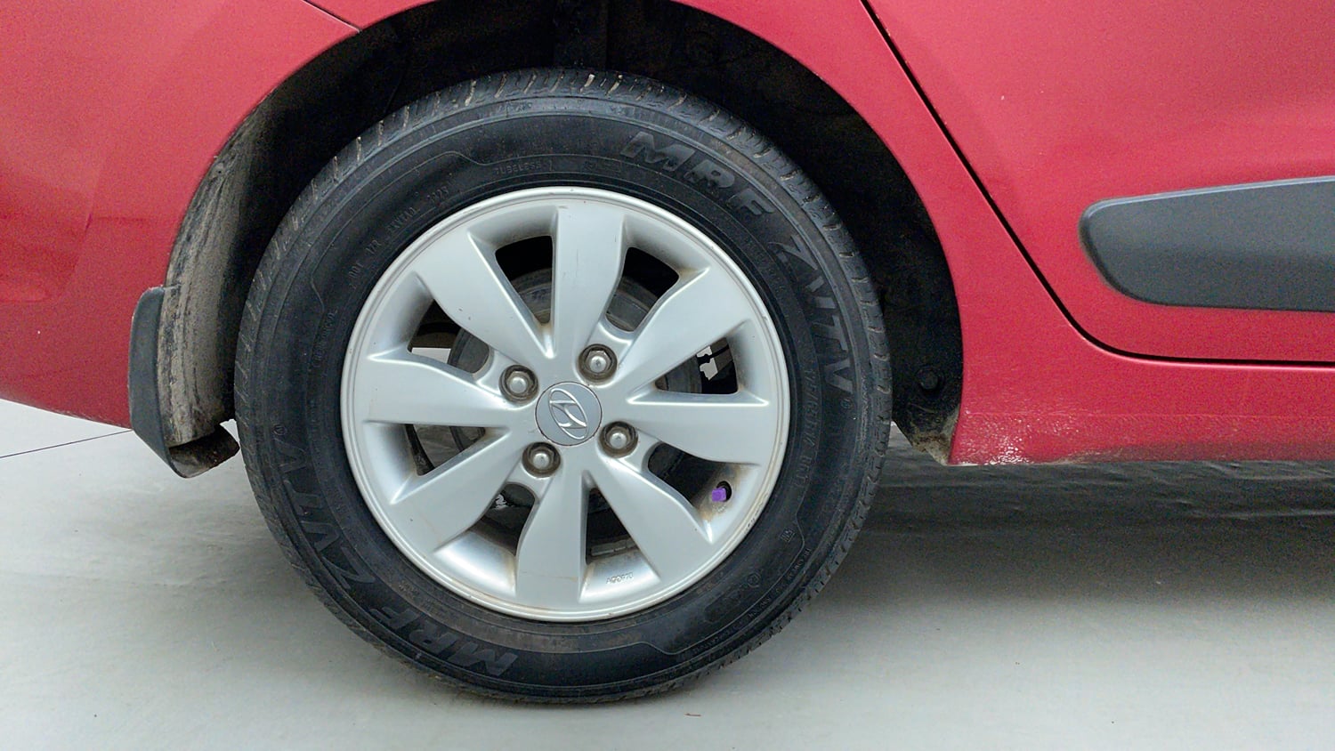 Used 2017 Hyundai Xcent SX 1.1 CRDi Diesel Manual tyres RIGHT REAR TYRE RIM VIEW