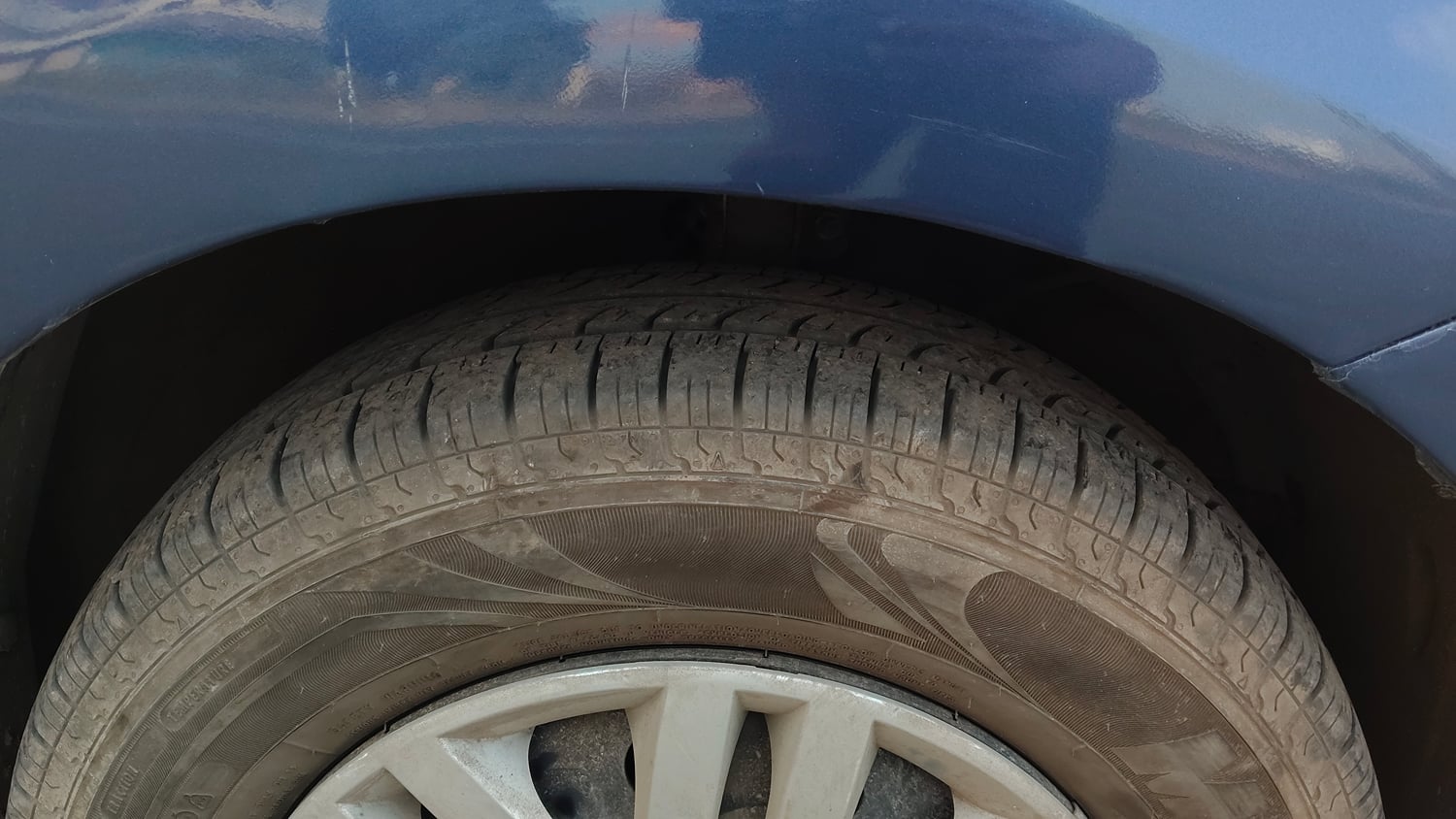 Used 2017 Maruti Suzuki Dzire VXi AMT Petrol Automatic tyres RIGHT FRONT TYRE TREAD VIEW