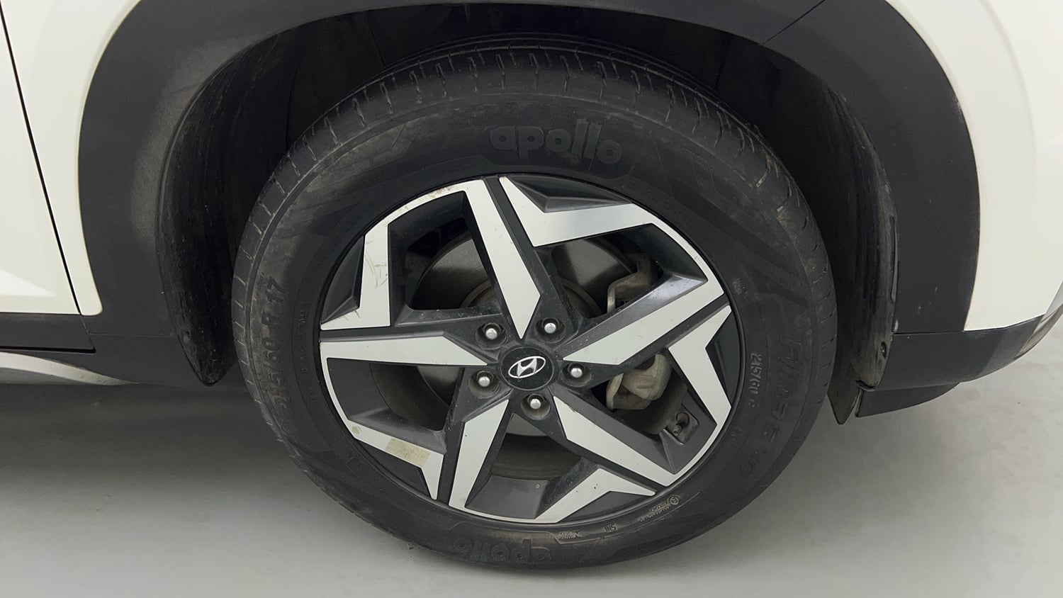 Used 2022 Hyundai Alcazar Prestige Exe (O) 7 STR 1.5 Diesel AT Diesel Automatic tyres RIGHT FRONT TYRE RIM VIEW
