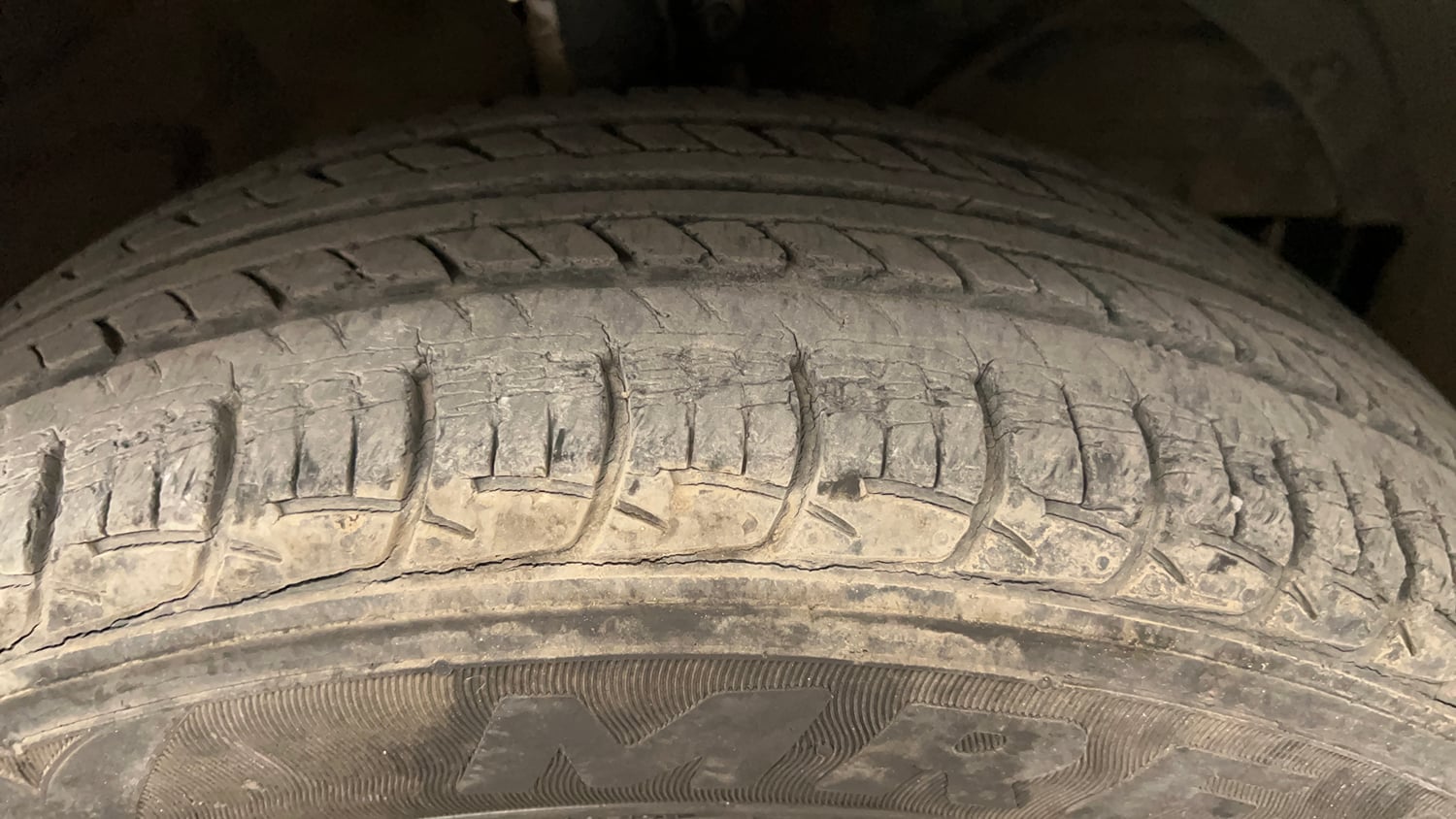 Used 2016 Maruti Suzuki Baleno Delta 1.2 Petrol Manual tyres RIGHT FRONT TYRE TREAD VIEW