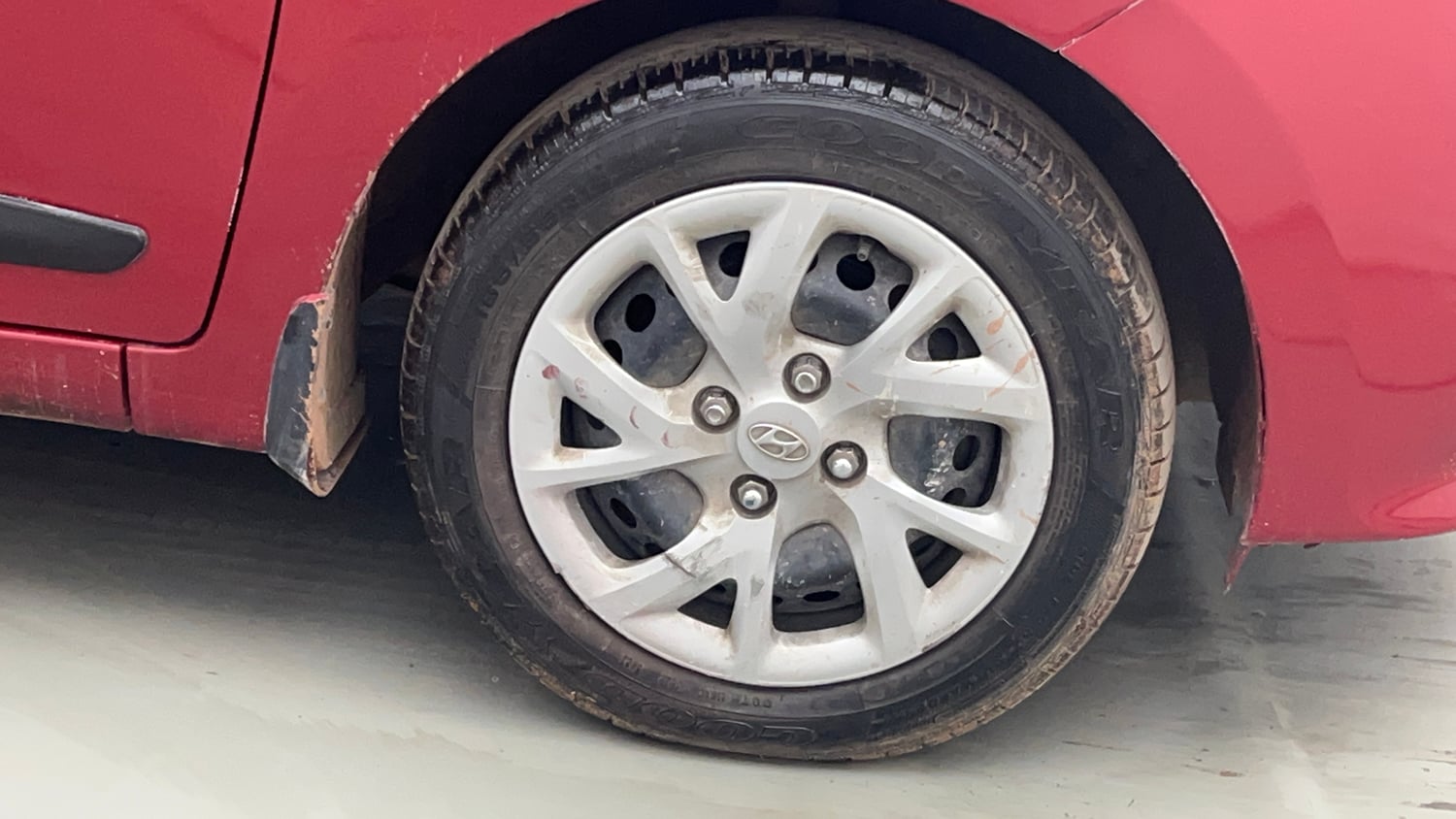 Used 2017 Hyundai Grand i10 Sportz 1.2 Kappa VTVT Petrol Manual tyres RIGHT FRONT TYRE RIM VIEW