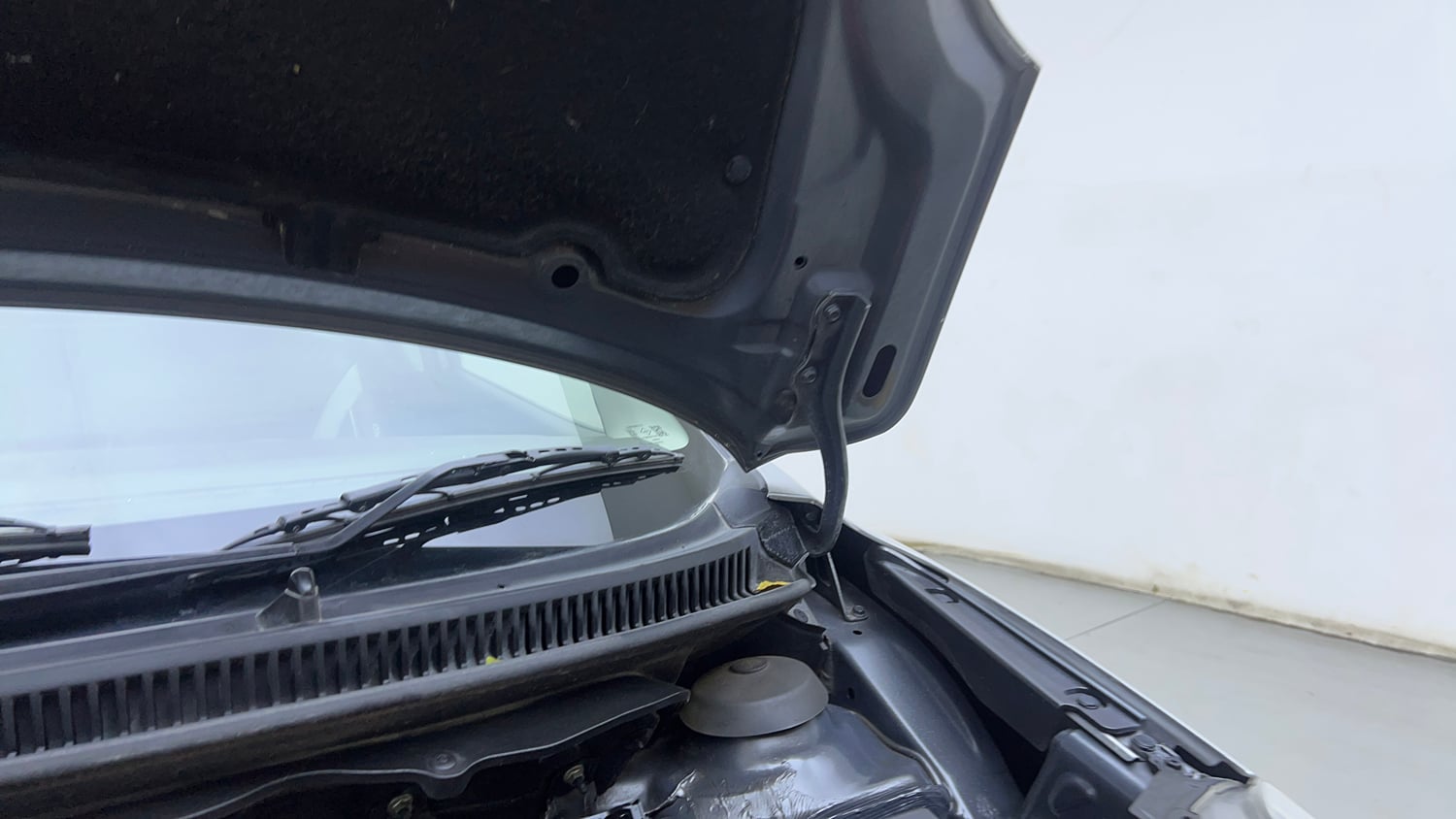 Used 2021 Maruti Suzuki Baleno Zeta Petrol Manual engine ENGINE LEFT SIDE HINGE & APRON VIEW