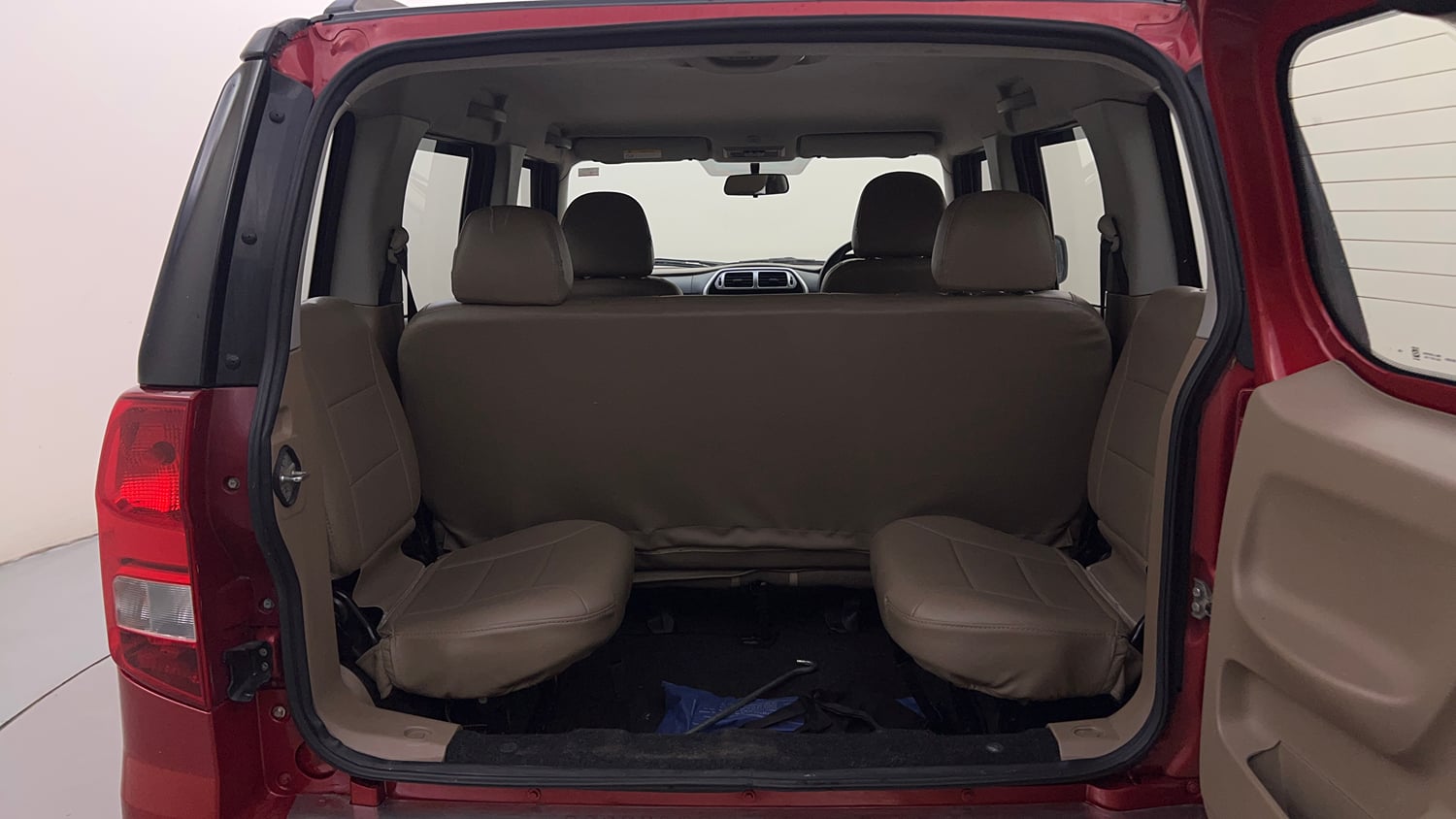 Used 2016 Mahindra TUV300 T8 Diesel Manual interior DICKY INSIDE VIEW
