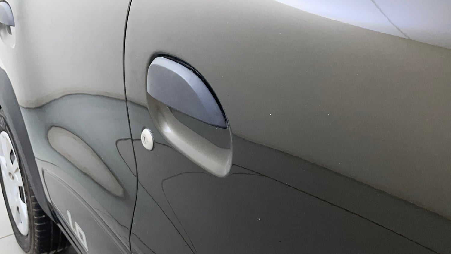 Used 2024 Renault Kwid RXT 1.0L Petrol Manual dents MINOR SCRATCH
