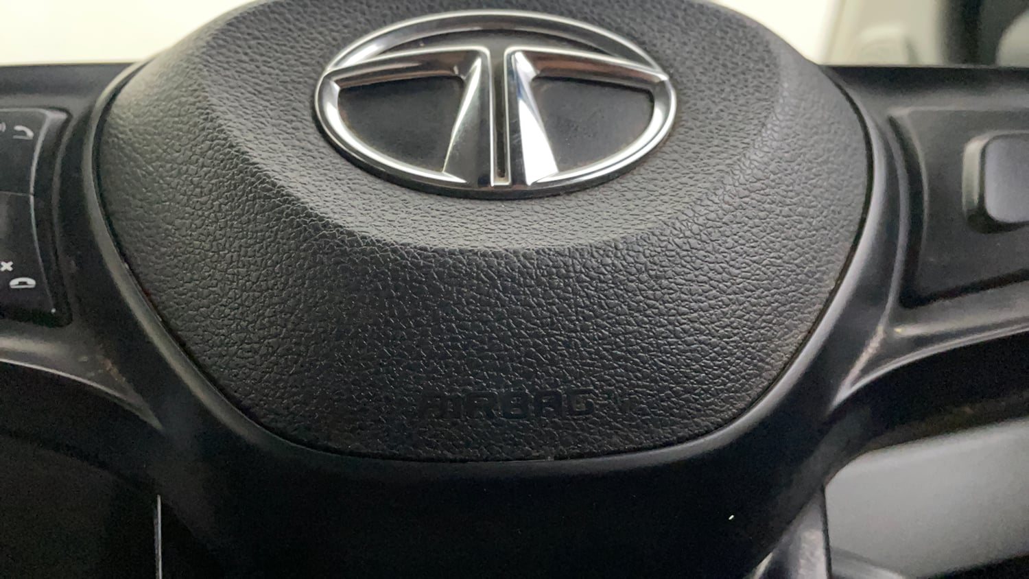 Used 2022 Tata Tiago XT (O) Petrol Manual top_features Airbags