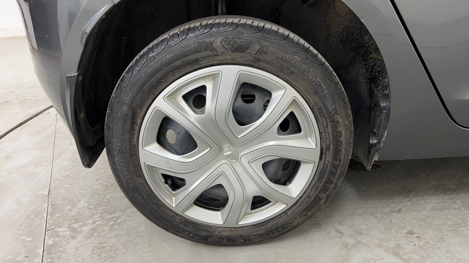 Used 2022 Tata Altroz XTA Petrol Petrol Automatic tyres RIGHT REAR TYRE RIM VIEW