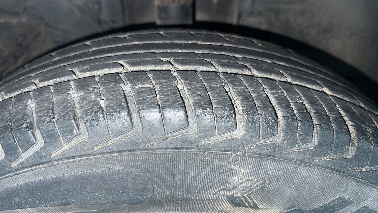 Used 2018 Renault Kwid 1.0 RXT AMT Opt Petrol Automatic tyres RIGHT FRONT TYRE TREAD VIEW