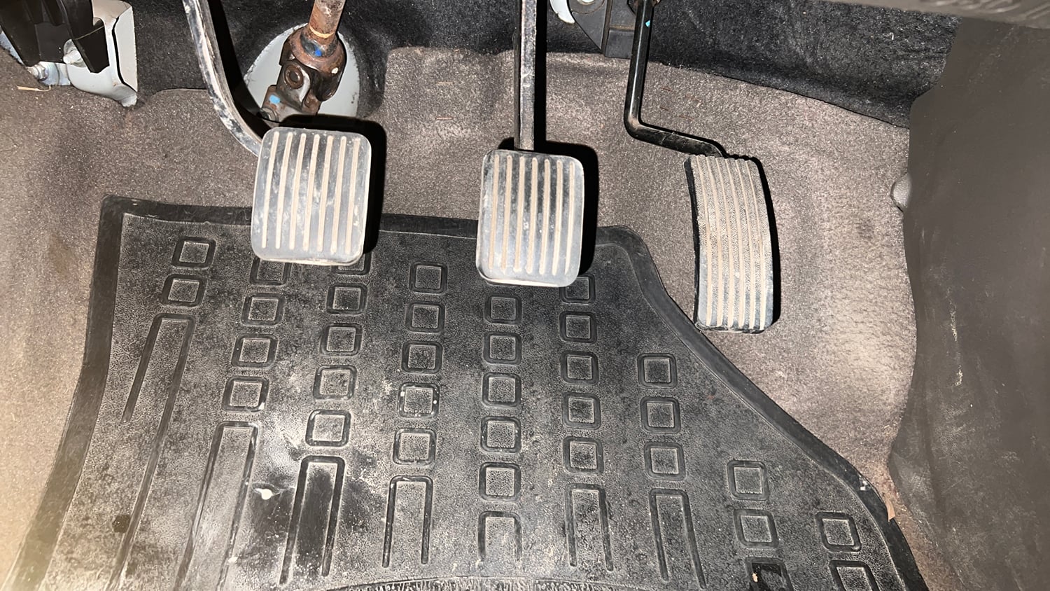 Used 2013 Hyundai i10 Era 1.1 iRDE2 Petrol Manual interior PEDALS VIEW