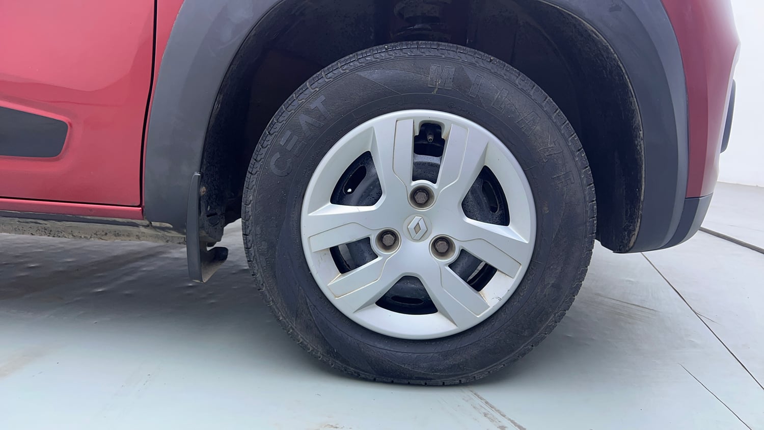 Used 2016 Renault Kwid RXT Petrol Manual tyres RIGHT FRONT TYRE RIM VIEW