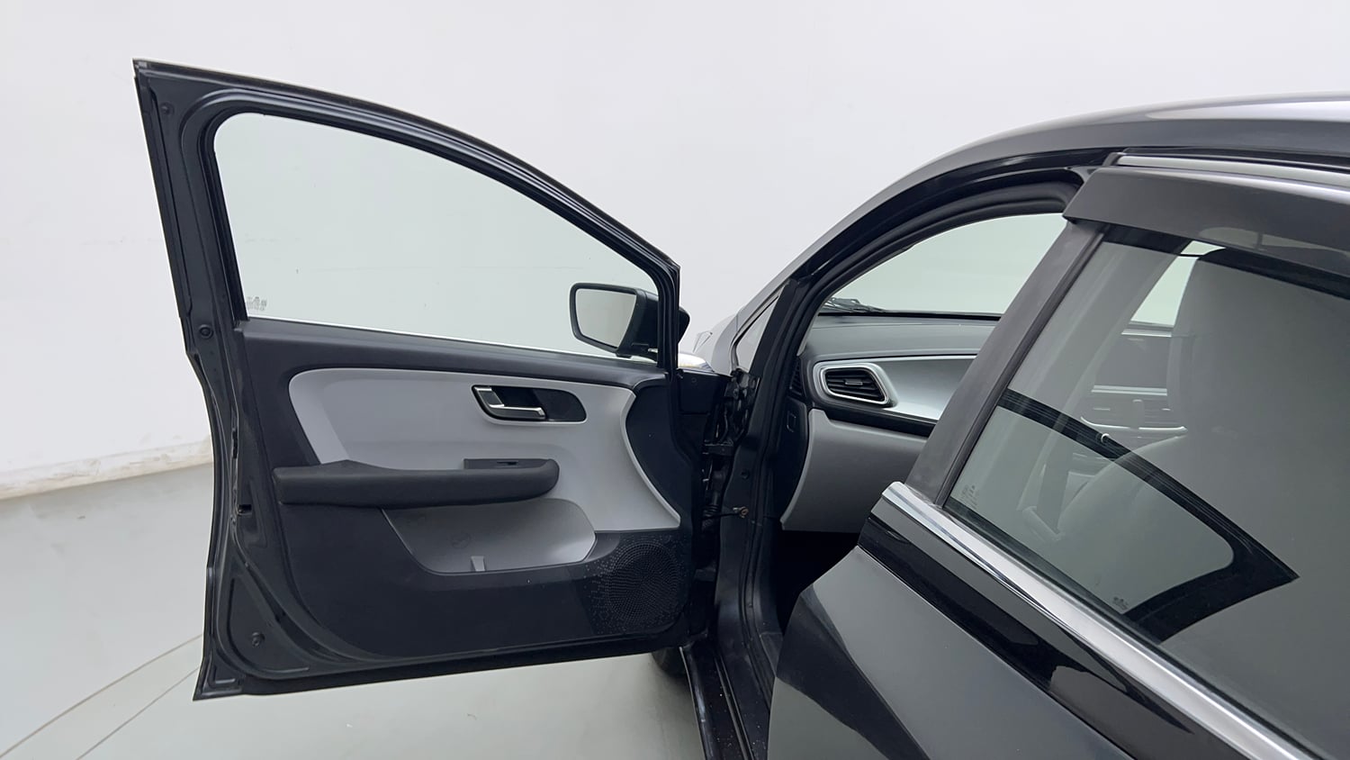 Used 2021 Tata Altroz XZ Petrol Petrol Manual interior LEFT FRONT DOOR OPEN VIEW