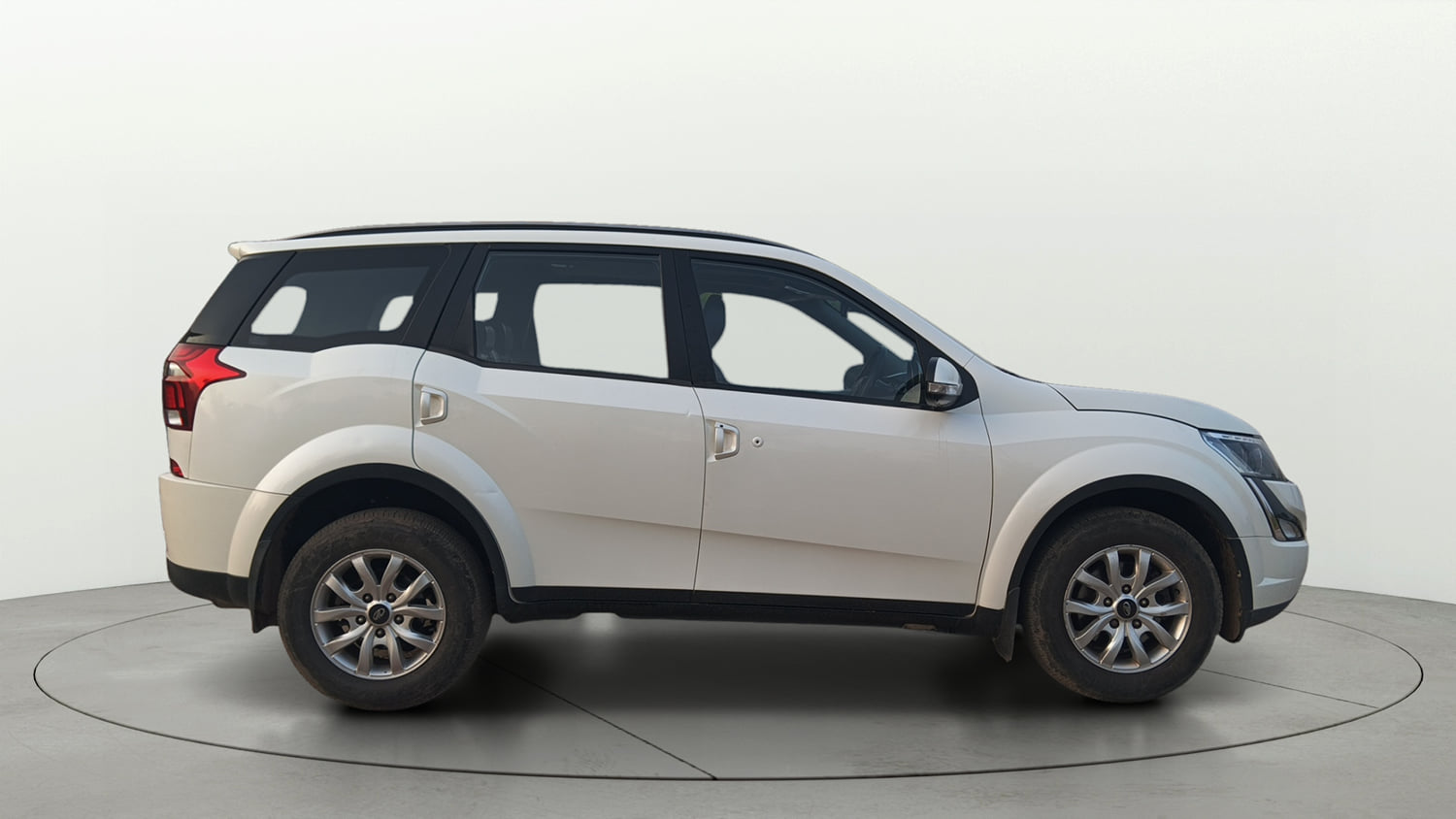 Used 2018 Mahindra XUV500 W9 Diesel Manual exterior RIGHT SIDE VIEW