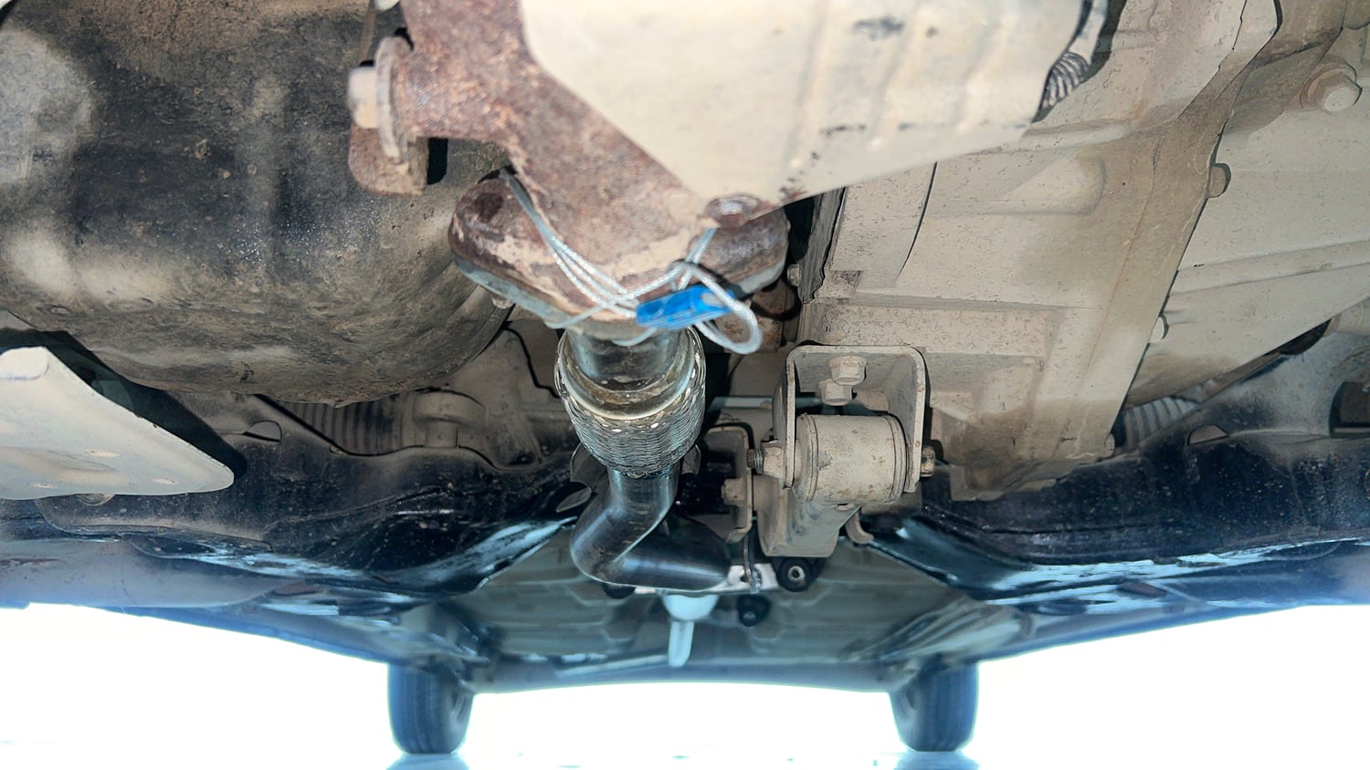 Used 2014 Hyundai i10 Sportz 1.1 iRDE2 Petrol Manual extra FRONT LEFT UNDERBODY VIEW