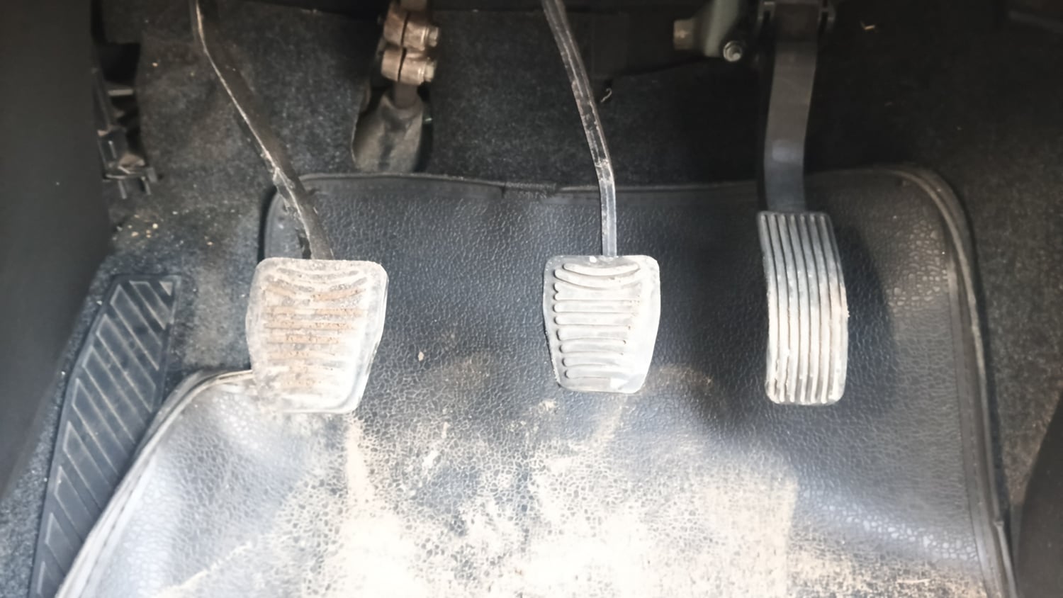 Used 2018 Mahindra XUV500 W9 Diesel Manual interior PEDALS VIEW