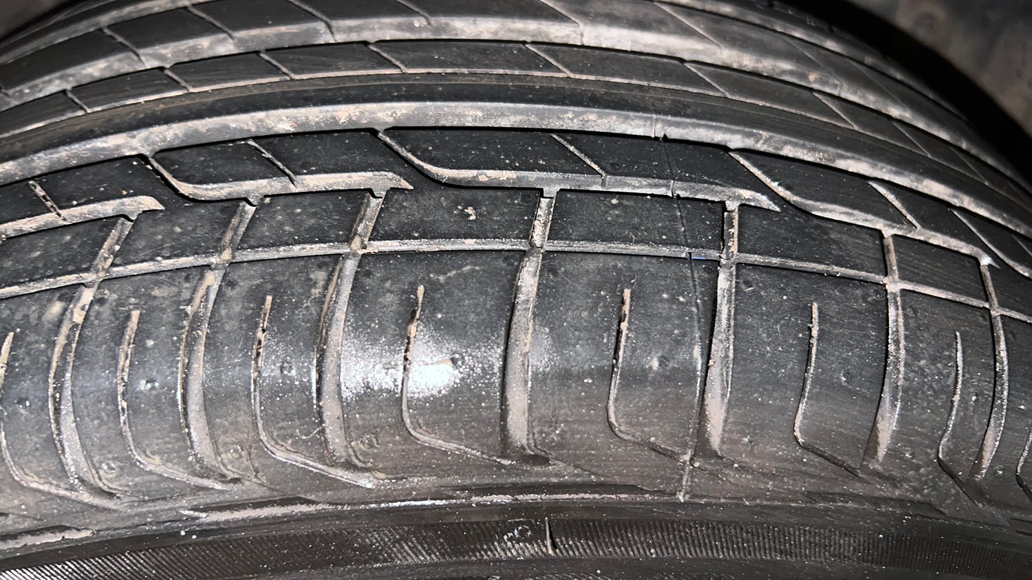 Used 2022 maruti-suzuki Vitara Brezza VXi Petrol Manual tyres RIGHT FRONT TYRE TREAD VIEW