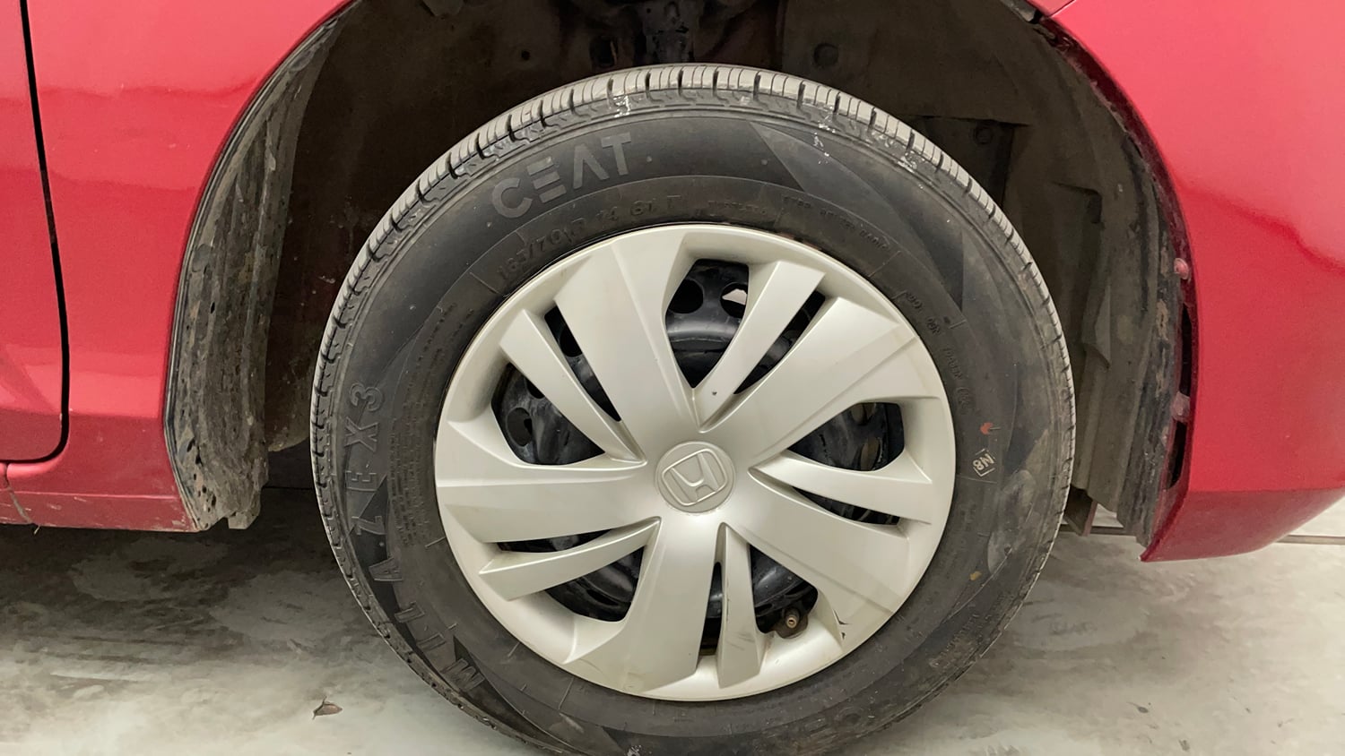 Used 2018 Honda Amaze 1.2 S CVT Petrol Petrol Automatic tyres RIGHT FRONT TYRE RIM VIEW