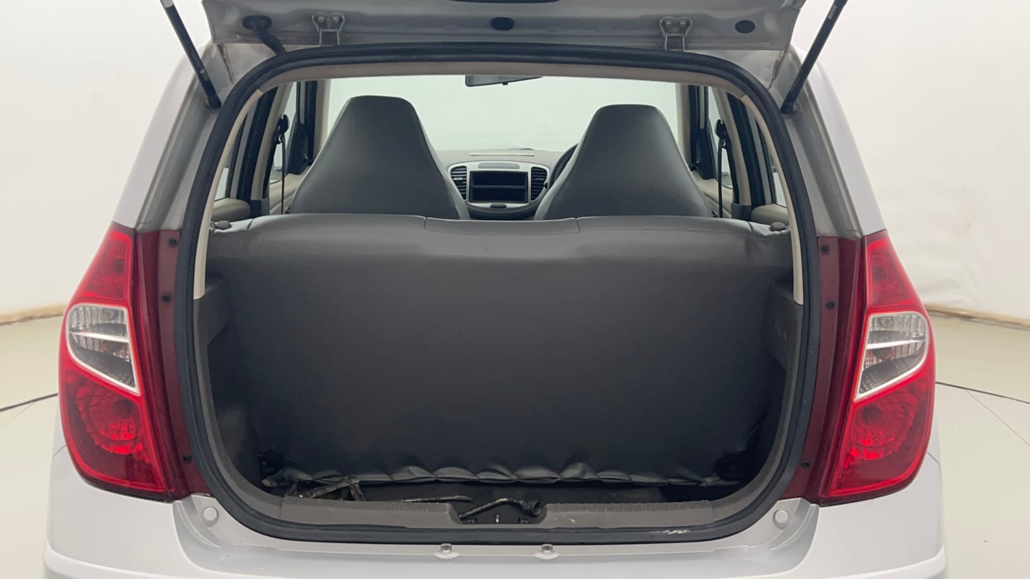 Used 2013 Hyundai i10 Era 1.1 iRDE2 Petrol Manual interior DICKY INSIDE VIEW