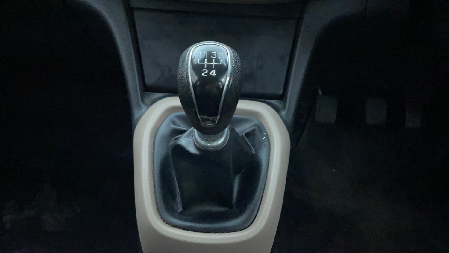 Used 2017 Hyundai Xcent SX 1.1 CRDi Diesel Manual interior GEAR  KNOB VIEW
